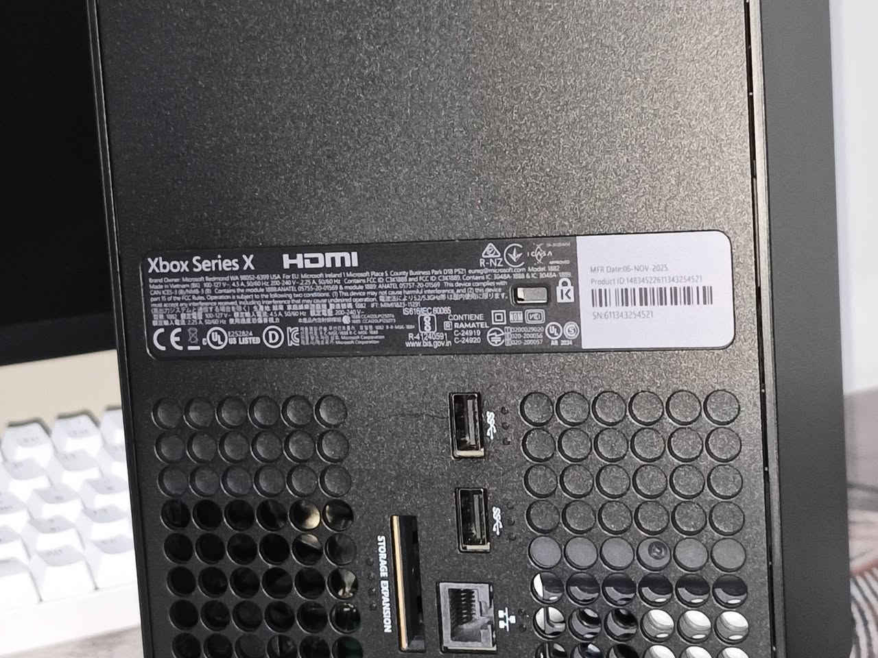 🔥 للبيع Xbox Series X إصدار 2025 🔥
‏
‏جهاز Xbox Series X إصدار 2025 لوك استيكر استخدام شخصي خفيف لمدة قصيرة (حوالي شهر ونص فقط)، نظيف وما بيه أي مشاكل نهائياً.
‏✔️ إصدار 2025 (واحد تيرا)  
‏✔️ الجهاز شغال 100% بدون أي عطل
‏✔️ نضافته 100%
‏✔️ مع جميع الملحقات الأصلية (كنترولر + أسلاك + كرتون)
‏✔️ مفعل بي كيم باس التمت باقيله 30 يوم
‏✔️ موجود وصل شراء (فاتورة)
‏✔️ استخدام خفيف جداً جداً
‏📅 شراء حديث جداً
‏💰 السعر المطلوب: 870 ألف دينار بي مجال 
‏    
‏📍 البيع داخل كركوك / تسليم يد بيد
‏📞 للتواصل: *********** متاح واتساب
‏سبب البيع: عدم التفرغ
