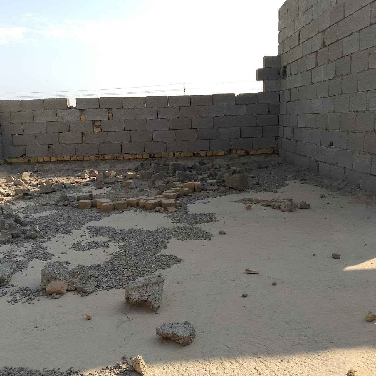 🚨هيكل للبيع بمكان هادى وبمساحة كبيره في ذي قار  ـ الرفاعي- شارع الشركات
المساحه :300 متر مربع ( بناء ـبلوك )
الخدمات: الماء والكهرباء قريب من الموقع 
التقطيع : 2غرف كبيره +استقبال مستقل +صالة+مطبخ+مرافق صحية (داخليه و خارجيه )
السعر :35 مليون قابل للتفاوض 
للتواصل واتساب ***********

