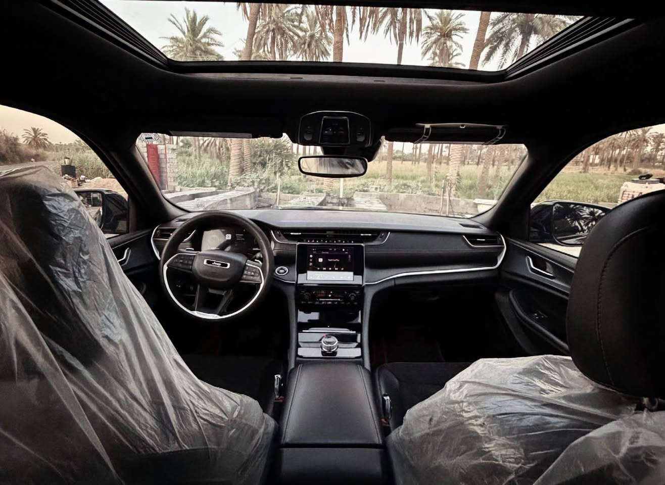 للبيع : جيب بلاك توب فول مواصفات فتحة 
الموديل: 2023/. ***********
 الفئة: بلاك توب (Black Top) - فول مواصفات
 الممشى: 57,000 ميل (57mi)
المحرك :3600 اصل بانزين 
السيارة : 5راكب 
 رقم السنوية: أربيل (السنوية باسم، جاهزة للتحويل أو الوكالة النظامية)
 المواصفات الخارجية (بلاك توب): إضافات رياضية سوداء بالكامل تشمل الشبك، اللوجوهات، والجنوط السوداء المميزة، مع تضليل أصلي كامل سنوية 80%
 المواصفات الداخلية والراحة: بانوراما، شاشة كبيرة، نظام صوتي فاخر، تبريد وتدفئة كشنات، إضاءة داخلية محيطية، راحة تامة ومواصفات الفل الكاملة المعروفة عن هذه الفئة.
 حالة السيارة: ماشاء الله، السيارة نظيفة جداً وخالية من أي نواقص، ميكانيك  وصاروخ جاهزة، استخدام نظيف وشرط السفر والتحويل
السيارة كفالة عامة اي تبديل وأي صبغ ماكو مكفولة  ضرر فريم ممة اثر طسة مصلحة نفسها .
للتواصل والاستفسار:
 السعر: ( 330 ورقة وقابل للتفاوض )
 رقم الهاتف: (***********  واتساب  او اتصال )
 مكان السيارة: ( بغداد /الدورة ) بغداد, العراق

نص مكتوب في الصور:
- Meta AI