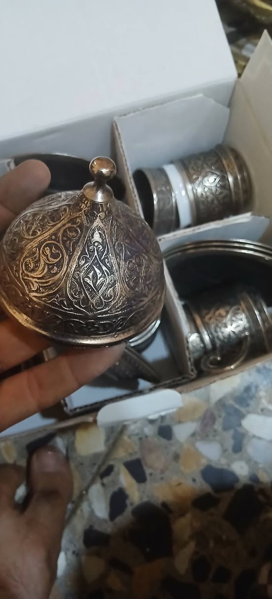 السلام عليكم انتيكات للبيع صينيه نص كيلو وفناجينها فضه للبيع ***********
