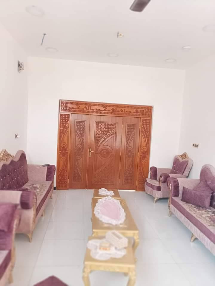 بيت للبيع مقابيل مدرسة النوارس جهة الفتاحيه قرب شارع بني زيد ثاني قطعه عن الشارع العام رقمها ٥٨٦٣ البيت ٢٠٠م البناء سنة ٢١ مطلوب اسكان ٢٠مليون التسديد الشهري ١٥٣ الف . كونكريت مسلح الطابق الاول ديوانيه و غرفتين مع صاله وصحيات خارجيه وداخليه ومطبخ حار بارد وكراج سياره  . الطابق الثاني صاله كبيره مع بيتونه  كونكريت السعر بعد المعاينه للاتصال  ***********. ألسعر بعد المعاينه
