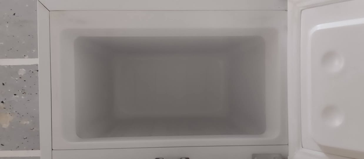 ثلاجه للبيع استعمال قليل سبب البيع جبت وحده جبيره تفيد للغرف السعر 125 وبيها مجال رقم الهاتف
***********  مامتواجد واتس
