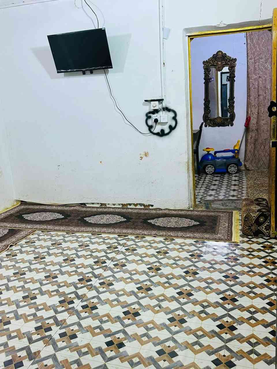 بيت البيع حي الأصدقاء قرب جامع العباس ماعليه أزاله البشاري يجي ويسئل شكد مايريد مرتب على شارع تبليط الجيران ناس طيبين جدا 
يحتوي على 
صاله 
صاله ثانيه مشترك مع مطبخ 
دوانيه أو غرفه ثانيه تصير طارمه حديقه زغيره البيت كله سقف ثانوي وكاشي وسندويچ مساحه ١٠٠متر سبب البيع بناء شراء بيت واسع *********** 
سعر  (11)مليون وبي مجال قليل جدا
