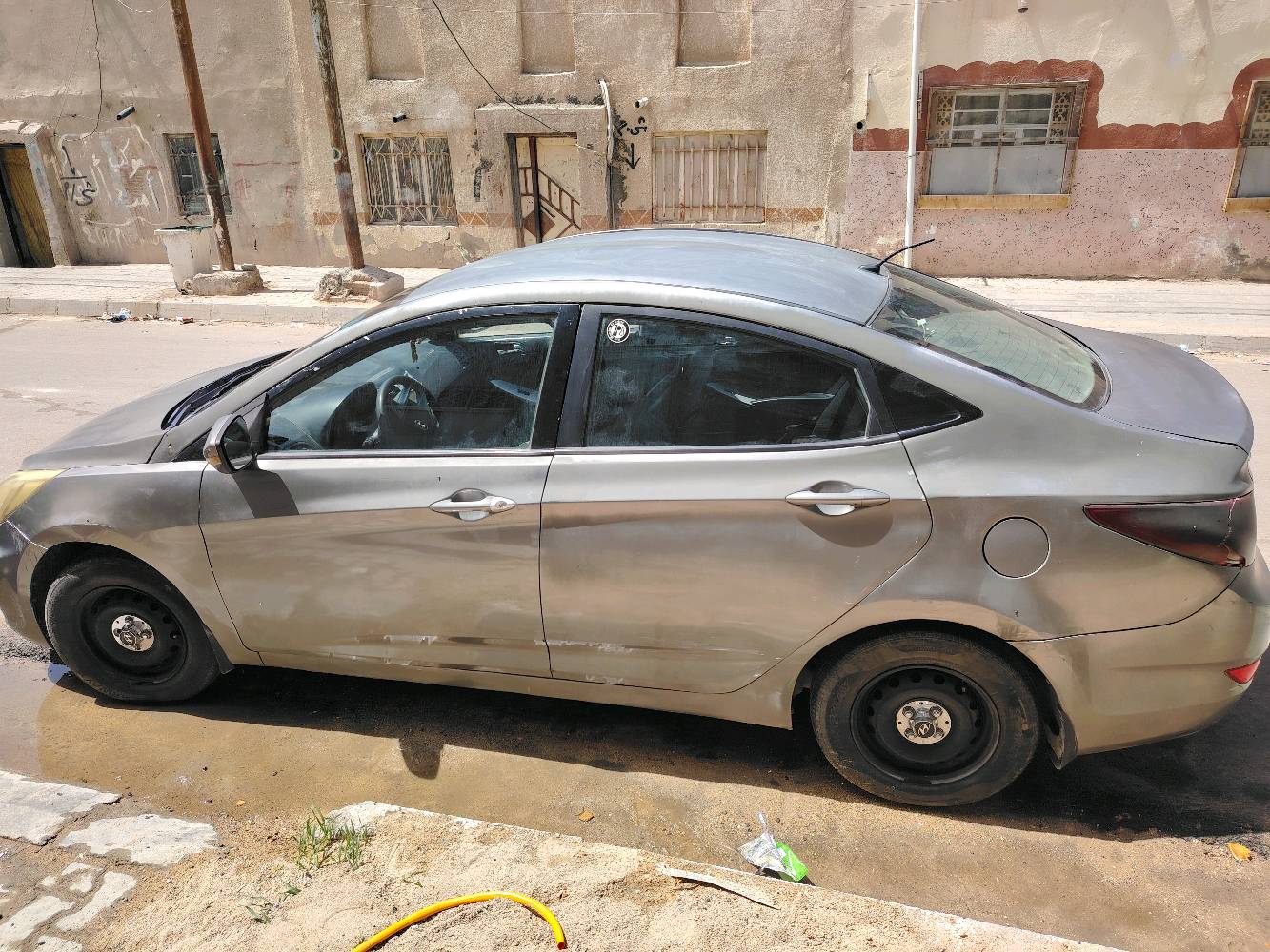 ااكسنت موديل 16 سيارة متجايه 
باسمي 
تبريها عايز غاز 
مكينه حدادية متوسطات 
ابيع او مرواس ماكو مشكلة 
سعرة 62 وبيها مجال بسيط
مكانه نجف
الأكسنت 2016 هذي قيرها عادي لو أوتوماتيك؟ وشنو سعة المحرك بالضبط 1400 لو 1600؟: 
أوتوماتيكي 1400
شكد ممشاها تقريباً؟ وبيها أي صبغ/حوادث غير اللي مبين بالصور؟: 
220 الف مصبوغة عام وبيه جراد
التبريد/المكيف شغال لو بس يحتاج غاز؟ وبيها أي عطل ثاني بالمكينة أو الكهرباء؟: 
لا غاز 
مكانها بالنجف وين بالضبط؟ وهل البيع نهائي لو بيها مجال بسيط أكثر من 62؟: 
بيه مجال بسيط