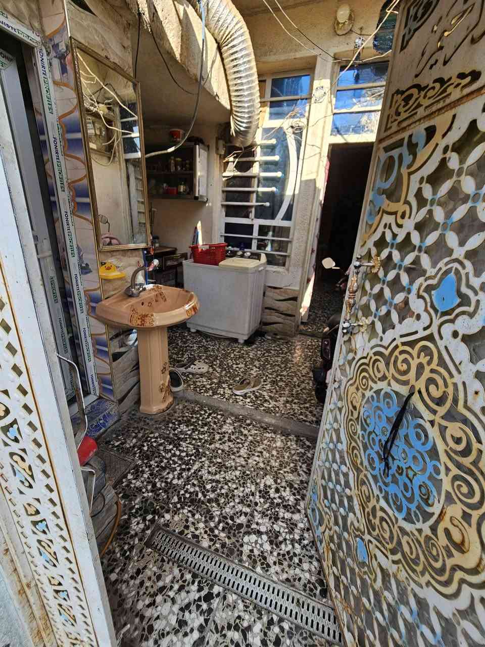 يا الله السلام عليكم بيت 50 متر حي أور الشيشان قرب السوك البيت كامل مكمل جاهز بس جيب غراضك وكعد موقعه كلش حلو المدارس بصفك السوك بصفك مي كهرباء كامل خدمات 
سند 25 طابو زراعي وكشي قريب عليك السعر 62 وبي مجال بصيط رقم الهاتف ***********  ملاحضه اذا اكو مراوس  بس كون بيت نضيف اقل شي كون 100 متر
