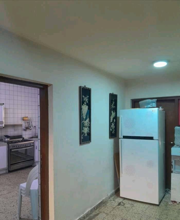 بيت قديم للبيع في حي الزهور قرب مستشفئ الطفل المركزي قريب علئ ساحة اللقاء يحوي على أربع غرف نوم مع كراج يسع لسيارتين وحديقة و استقبال وطعام وهول داخلي  و ٣ حمامات البيت مسلح و تأسيس كهرباء بوري البيت نظيف جدا  ممكن ان ينقسم قسمين بسهولة ٨٨ متر بجبهة ٤ و ١٣٢ متر بجبهة ٦ البيت باسمي فقط  عرض الشارع ٧ متر  سعر المتر ٢٨٢٥٠٠٠ مع المجال
