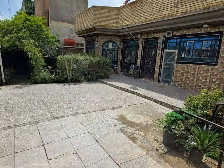 دار للبيع
المساحه 450متر البيت مرتب وجبير  
العنوان حله عنانه مقابل مجمع المصطفى 
غرفتين نوم وصاله وهول مجمع صحيات خارجيه وداخليه 
الشارع عريض وقريب كلش عن الشارع العام

نص مكتوب في الصور:
- محتوى تم إنشاؤه باستخدام الذكاء الاصطناعي