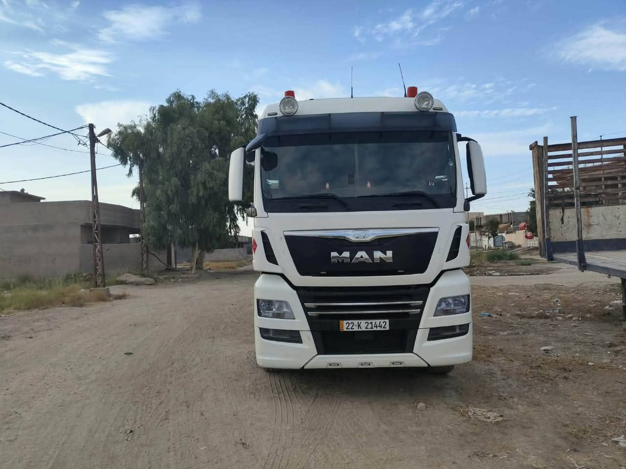 للبيع موديل ٢٠١٧كامل مواصفات مكينه حجم ٥٠٠ تخم تاير راس وعربانه وزن الفارغ ١٨ طن  تجي وتشوف بعينك احسن ما تتعب لسانك 
***********
اخي الكريم سعرها ٥ شدات وبيها مجال
