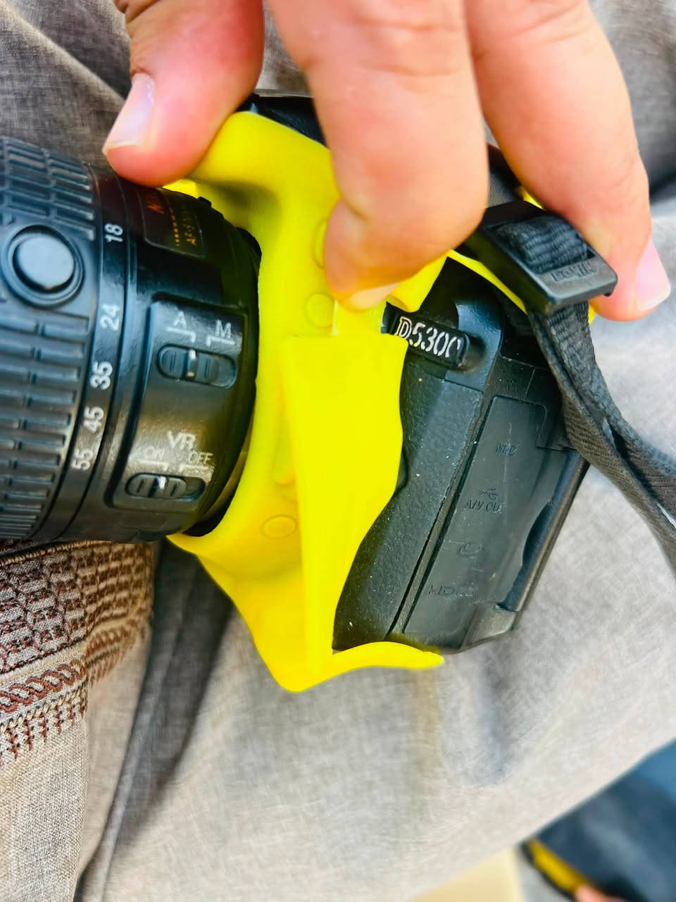 للبيع كاميرا Nikon D5300 احترافية

كاميرا نظيفة جداً وشغالة 100% - مناسبة للمبتدئين والمحترفين وطلاب التصوير

المواصفات:

•  بدقة 24.2 ميغابكسل - صور فائقة الوضوح
•  تصوير فيديو Full HD
•  شاشة متحركة + واي فاي و GPS مدمج
•  عدسة 18-55 VR مع مانع اهتزاز
•  مع حزام نيكون الأصلي + كفر حماية سيليكون مع حقيبة 
بطاريات 🔋 عدد 2 

الحالة: نظافة 100/100، استخدام شخصي
المكان: محافظة واسط /قضاء  العزيزية 
***********
سعرها 500 الف
