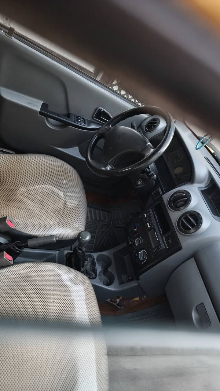 سلام عليكم سياره سيايبه البيع موديل ٢٠١٧ سياره حلوه نضيفه حيل مكينه  جديد كير جديد تبريد شغل ونقصه غاز بي ايليك شواصي طاكات ثنينهن بس زغار ومصلحات  تخم تاير نقصه بس مشط ستيرن بيه جاملغ بدل عليه غرامه ٢٥٠ الف وهيه مال سنه تخذه مصفره مكان سياره جسر ديالي السعر٣٣ ورقه وبيه مجال الشراي اي ستفسار على رقم ***********
