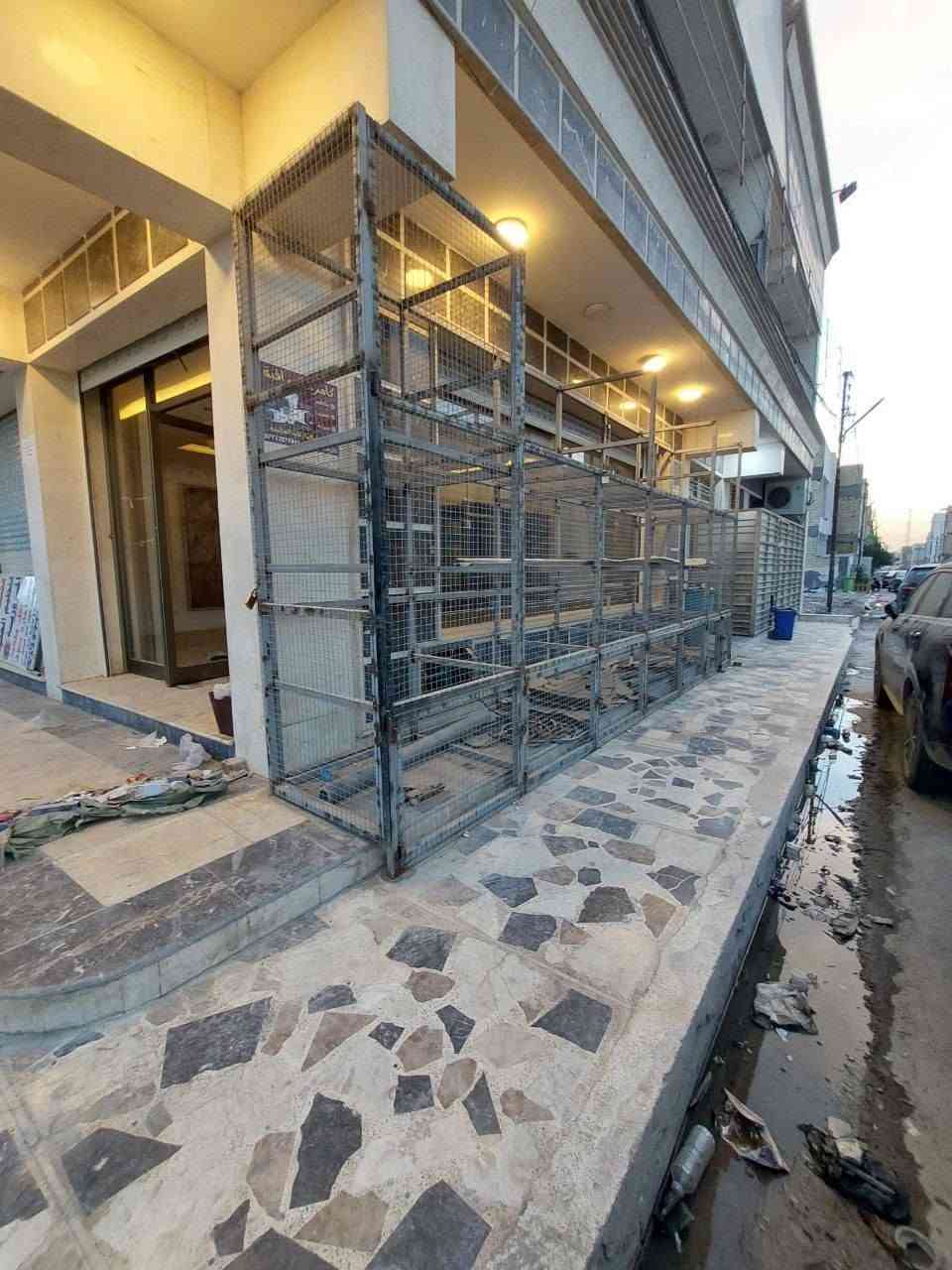 سلام عليكم قفص للبيع الطول 6 متر و العرض 1 متر العنوان بغداد الرستمية خلف مرور الرستمية  للتواصل و معرفة السعر على الرقم ***********
