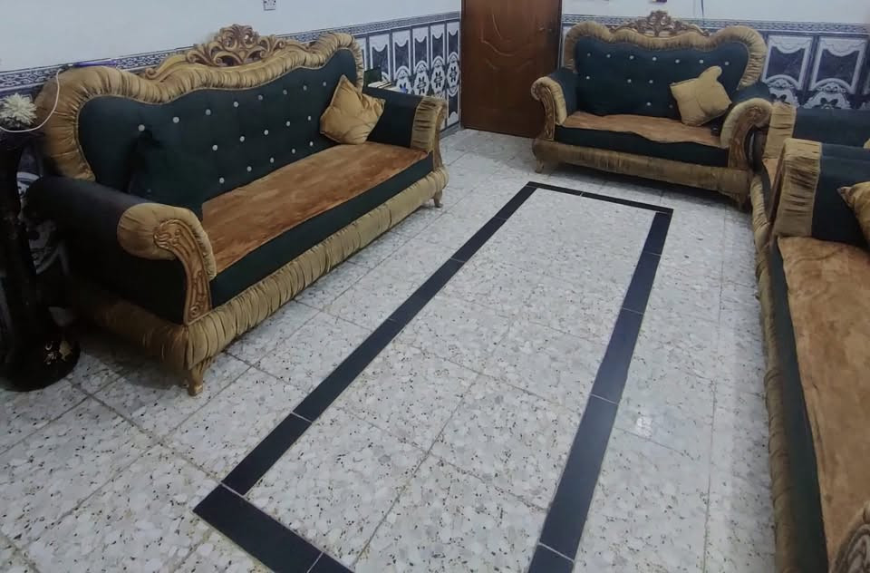 السلام عليكم ورحمة الله وبركاته. مكلف بالنشر. تخم ١٠ قنفات ( للبيع) في حالة جيدة جدا. السعر ٢٠٠ الف. بغداد. حي العامل. للتواصل هاتف وفيه واتس. ***********
