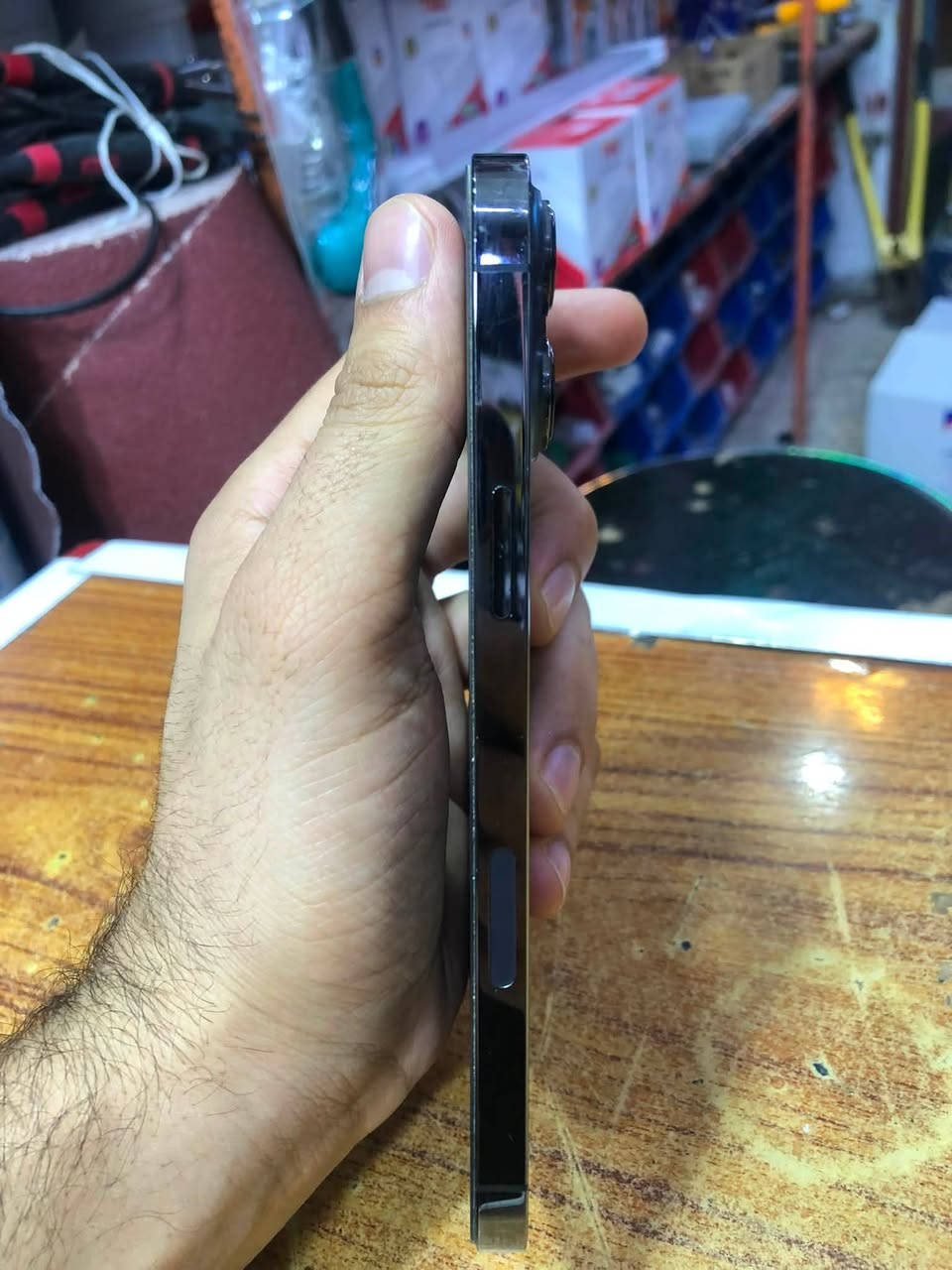 ايفون 13 برو ماكس ذاكرة 512
زلغ واحد مابي نظيف جداً جداً خصوصاً الكاميرا فد شي خذيته قبل كم شهر من شركة فرايزون حتى لاصق الشركة بعده موجود بي ، 

كارتونه وملحقاته موجودة وياه

عيبه الوحيد طاح مني وصار هذا الخط بالشاشة بس ما مأثر عليه فاستخدمته طبيعي .

سعره 600 الف
هذا رقمي ***********
