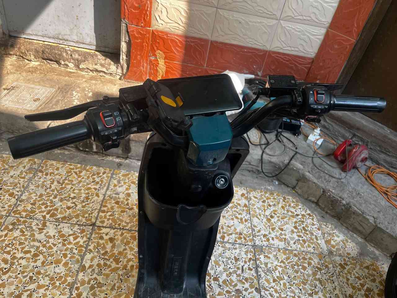 R9 
بدون بطاريات نضيفه سعرها 
150 بيه مجال قليل 
***********
واتساب موجود
بصره القبله
