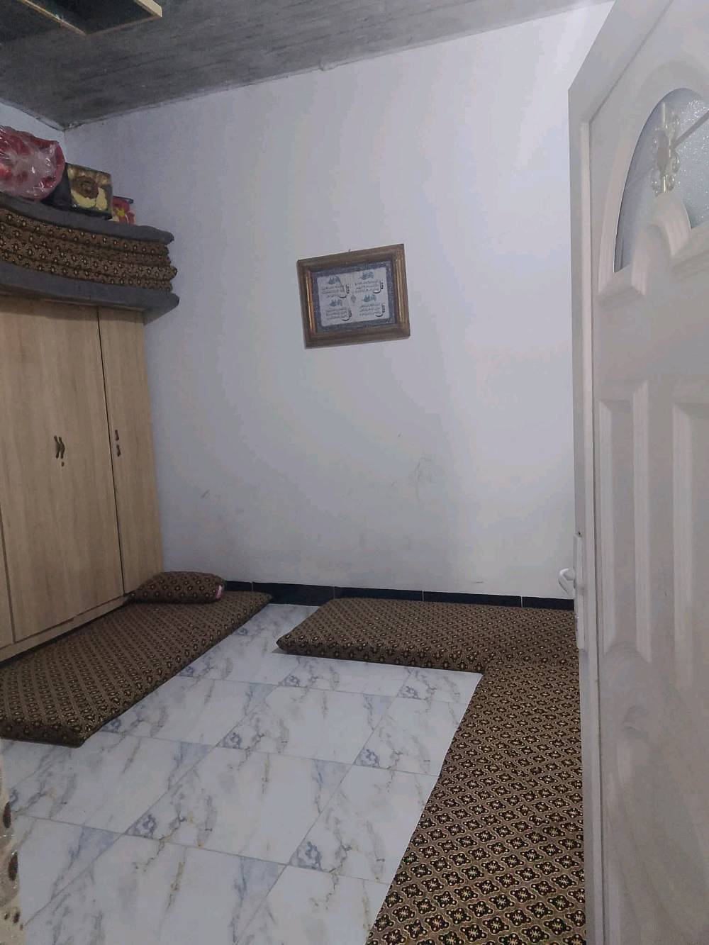 بيت للبيع 80 متر حي النصر الثانيه قرب جسر الرابع البيت بلديه جديد نضام دكت سعر 35 
***********
ممكن تذكر شنو نوع السند/الطابو؟ وهل البيت صرف لو عليه أي قيود أو مشاكل بالمعاملة؟: 
بدون مشاكل بلديه
كم عدد الغرف والصحيات والمطبخ بالبيت؟ وهل بيه حوش/سطح/مخزن لو لا؟: 
غرفة نوم واستقبال
شنو سنة البناء تقريباً؟ وهل البيت مجدد بالكامل لو يحتاج شغل بسيط؟: 
2025
ممكن توضح الموقع أكثر: أي زقاق أو علامة قريبة بالضبط غير حي النصر الثانية قرب جسر الرابع؟: 
فرع مسجد عائشه 
السعر 35 مليون نهائي لو بيه قابلية للتفاوض؟ وإذا أكو، شكد آخر سعر؟: 
قابل للتفاوض بشكل بسيط