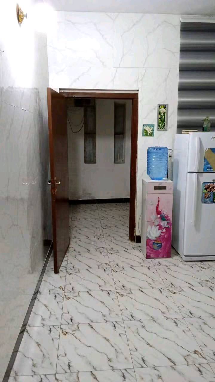 بيت للبيع جسر ديالى منطقة الاعريفيه 
مساحه البيت ٢٤٠متر
طرمه وحديقه وخمام خارجي
غرفتين نوم
استقبال 
مطبخ
وصاله ومنور وره البيت 
سطح شتايكر كامل بناء طابوق
الاستفسار خاص
