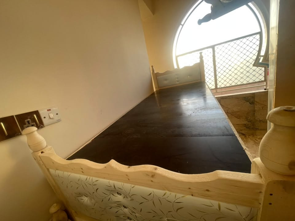 شقة ايجار ( طلاب & موظفين ) فقط
العنوان كوت العباسية خلف قاعة بيت الطاقة ( شارع خلف سوق الذهب ) 

العدد المطلوب 4 اشخاص او اقل لكل شقة متوفر شقتين فقط تتكون الشقه من غرفتين وهول ومطبخ وحمام مشترك 

محتويات الشقة 

1- سبلت 2 طن جداري عدد 1 

2- سنك مع خانات وملحق صغير عدد 1 

3- طباخ منضدي 1 

4- سخان 1

5- مغسله داخل الحمام  1

6- جرباية 1 نفر عدد 4 بكل شقة 

7- بردات للشبابيك 

تفاصيل اكثر اتصال او واتساب 

***********
