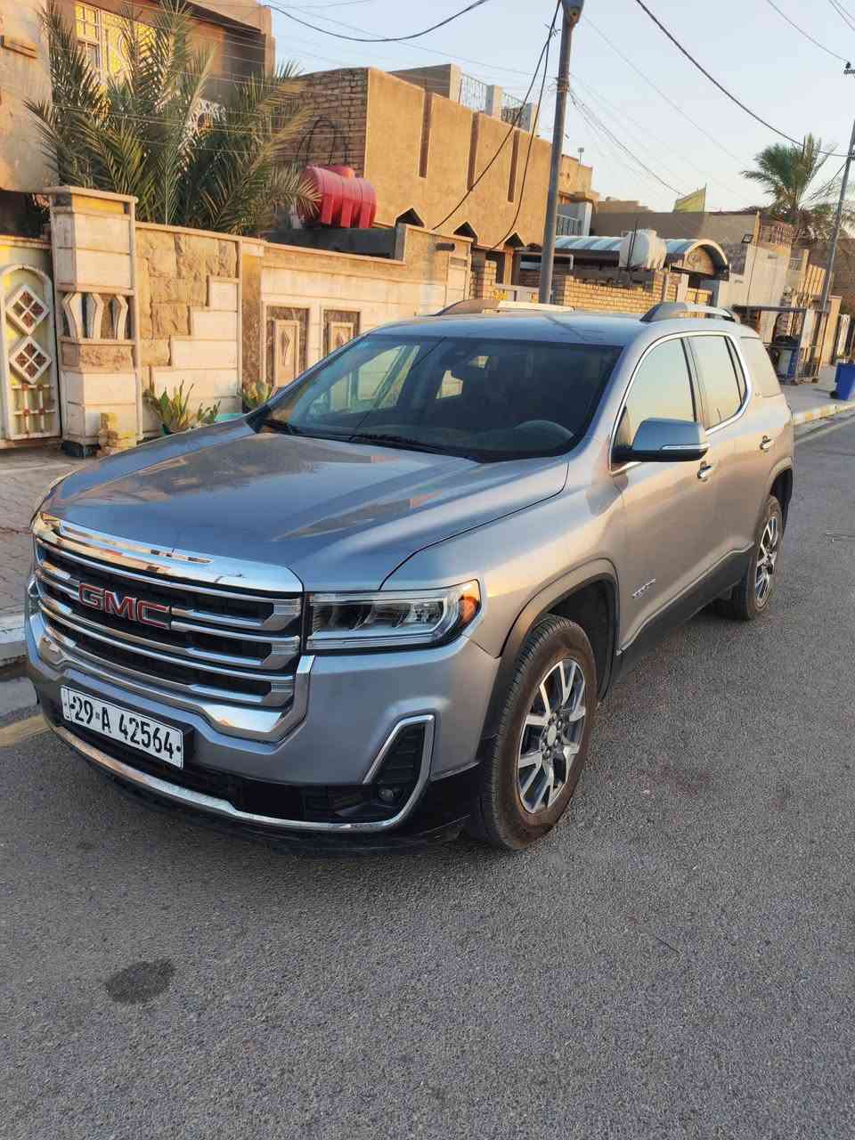 السلام عليكم ورحمة الله وبركاتة
اسم السيارة:   GMC ACADIA
الفئة:  SLE
المديل: 2023
السعر: 235 $ 
ارباك سليم 
. الضرر: طخات بسيطة راجعة ع البارد فقط البنيد بي صبغ 
______________________________________
1-حجم المحرك  2000 تيربو
2-عداد المسافة 23  الف ميل. (39 الف كيلو ) 
3-بصمة ابواب وتشغيل عن بعد. 
5-زنون عالي ناصي آصل. 
6-تحكم ستيرن جهيتن. 
7-جنطة كهرباء. 
8- 7 راكب 3 قطع تبريد. 
9-حساس خلفي امامي. 
10-كامرة خلفي دوارة. 
11-كشنات مخمل آصل. 
12-رادار جانبي مانع اجتياز. 
13-تدفئة الكراسي الامامية. 
14-وضعيات قيادة ماوس. 
15-تحديد مسار. 
16-سستم صوت متكامل. 
17-اشاير مري. 
18-تبريد خلفي منفصل. 
19-الكشنات الامامية كهرباء. 
20-رادر امامي. 
*وباقي الموصفات المعروفة في فئة (SLE) 
___________________
العنوان : واسط _ الكوت 
***********
صور الحادث مرفقة
