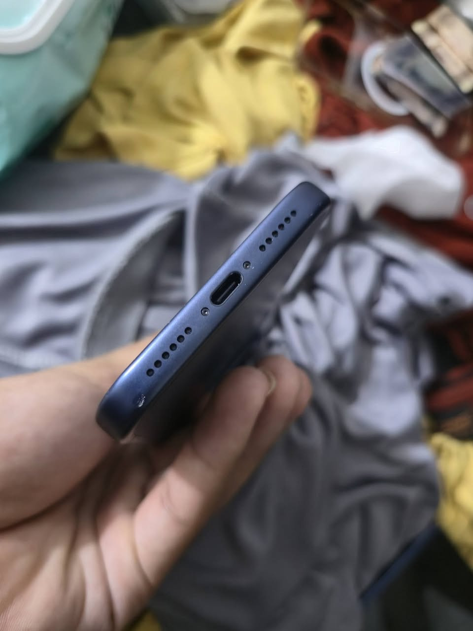 للبيع: iPhone 17 Pro Max (نسخة أمريكية LL/A)
* الذاكرة: 256GB
 * اللون: أزرق
 * الحالة: مفتوح رسمي على جميع الشبكات (يدعم eSIM حتى 8 شرائح، وتشغيل شريحتين في نفس الوقت).
 * البطارية: 100%
 * الضمان: ضمان Apple ساري لغاية 09/11/2026.
 * الحالة الفنية: الجهاز وكالة، لم يُفتح، لم يُفك، ولم يُغير فيه أي شيء سابقاً. الشاشة فيها ضرر، والجهاز يُباع على حالته بدون شاشة.
 * المرفقات: الجهاز فقط بدون كرتون أو ملحقات.
 * الموقع: بغداد – البياع
 * السعر: 1,200,000 دينار (نهائي غير قابل للتفاوض)
 * للتواصل: ***********
(الرجاء الاتصال للجادين فقط)
