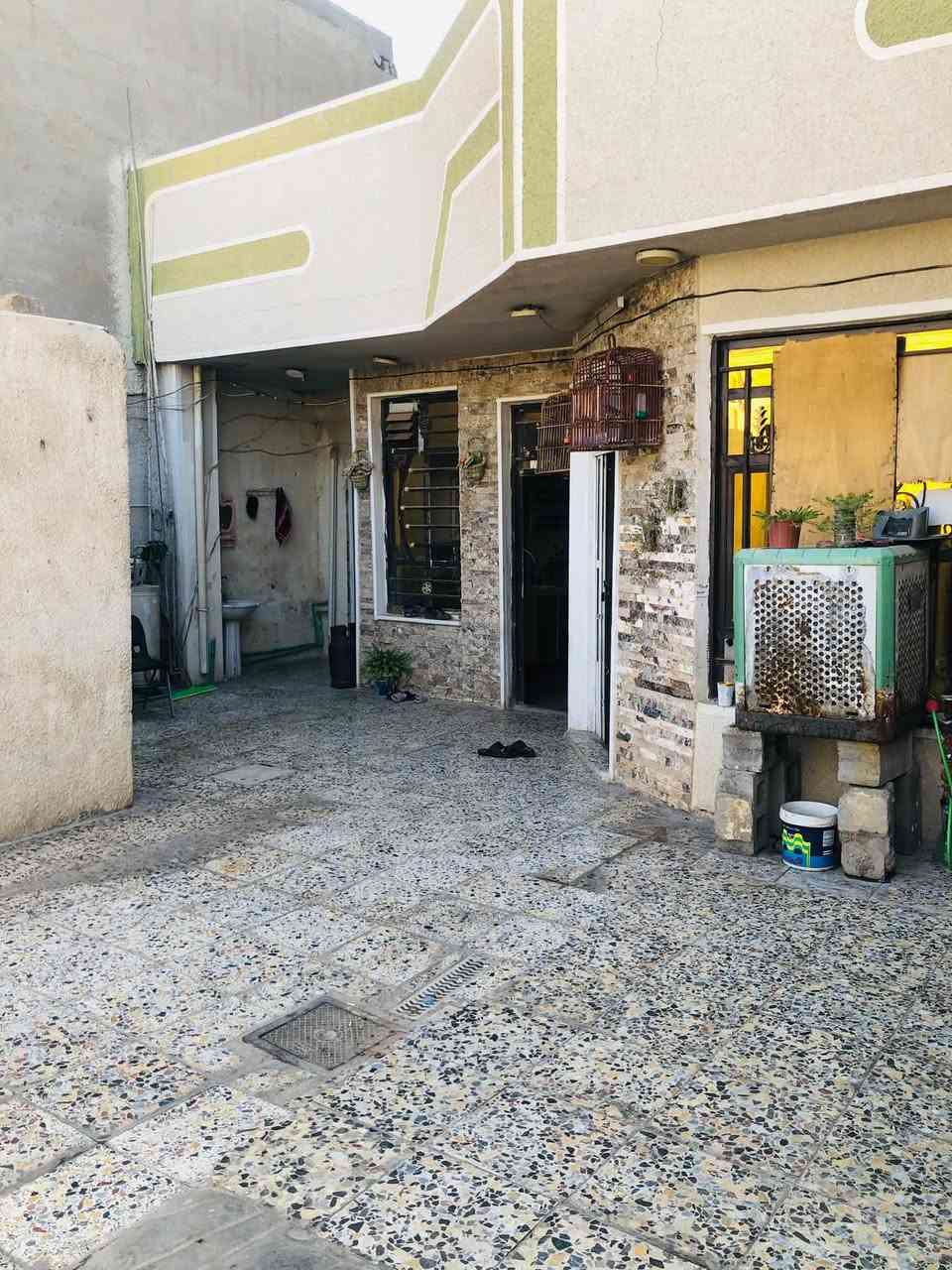 يت للبيع مساحه ٣٠٠ طابقين
الطابق الاول يحتوي على استقبال ومطبخ وحولي وصاله وحمام وغرفه 
الطابق الثاني يحتوي على غرفتين نوم 
موقع : الاصلاح شارع الجزيره قرب مدرسه عشتار
للاستفسار : ***********
السعر خاص✅

