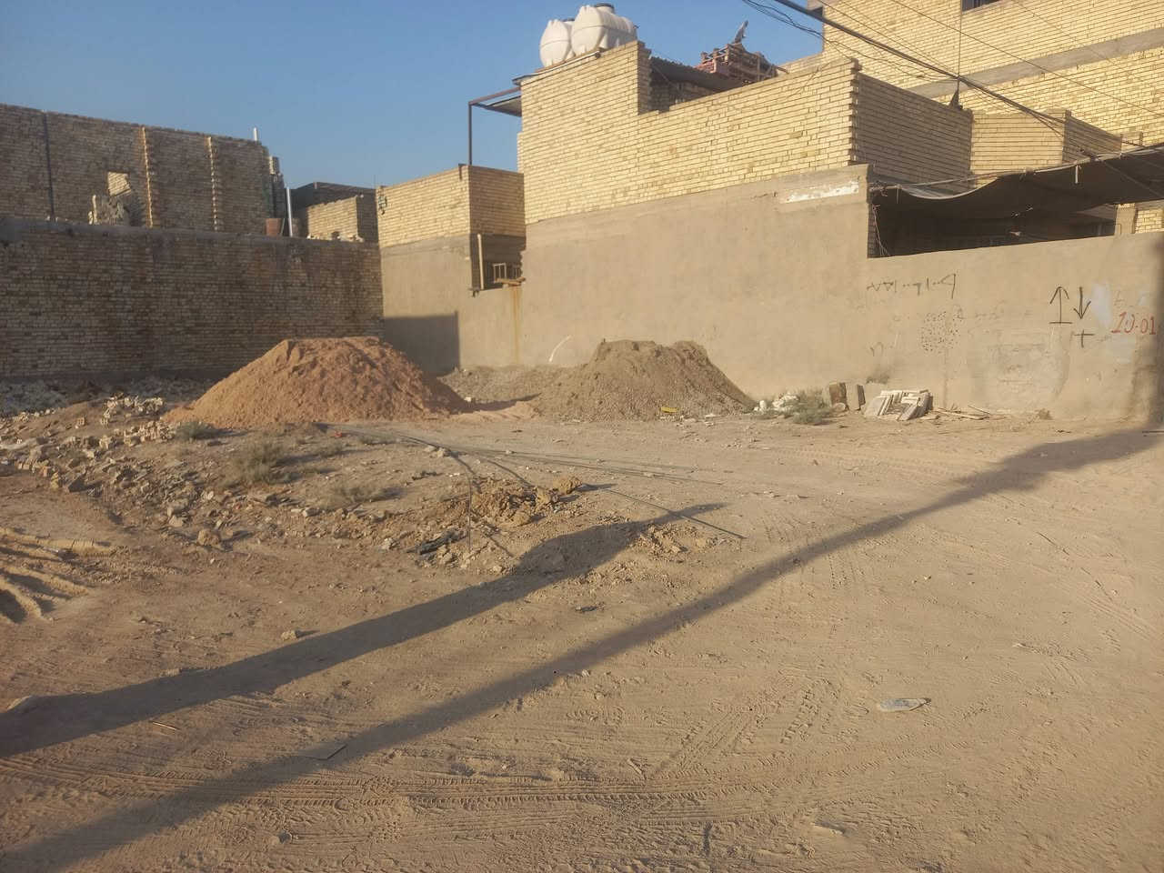 السلام عليكم قطعه ٢٠٠ متر في رئاسه العبيدي شارع ام البنين بنهايه ركن عله شارعين  كهرباء ومجاري ومي خير من الله رقم الهاتف ***********
