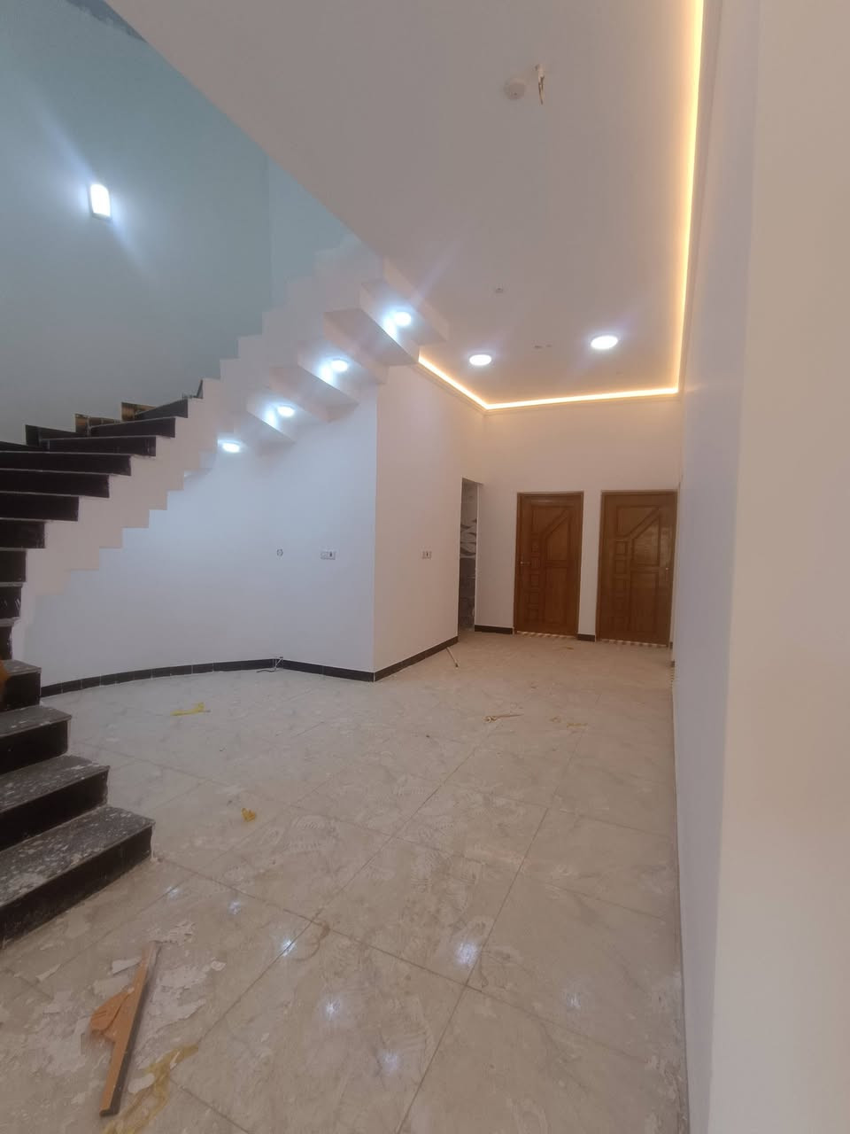🏡 بيت للبيع – فرصة مميزة للسكن 🏡

📍 الموقع: البصرة – أبو الخصيب – كوت الحمداني
قرب محكمة أبو الخصيب

📐 المساحة: 250 متر
📄 نوع العقار: طابو زراعي باسم عراقي

✨ مواصفات البيت:

- كراج سيارة
- حديقة
- استقبال
- صالة كبيرة
- 3 غرف نوم (سويت)
- مطبخ كامل
- درج دائري
- صحيات داخلية وخارجية
- بناء درجة أولى
- مرتب ونظيف
- فارغ وجاهز للسكن مباشرة

💰 السعر المطلوب: 100 مليون دينار
🔹 قابل للتفاوض

📞 للاستفسار:
***********

🏢 مكتب عقارات الكاظم
نستقبل جميع العروض العقارية في أنحاء البصرة، وأهلاً وسهلاً بكم.
