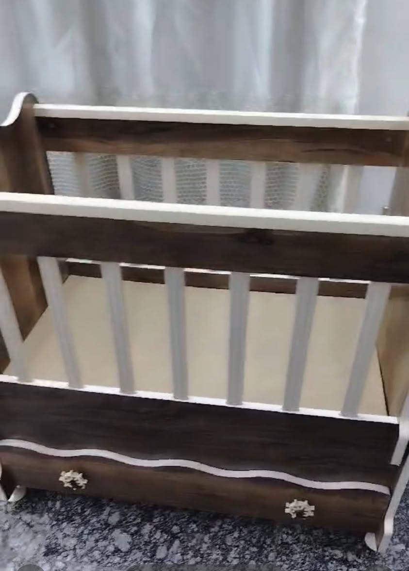 سرير وكاروك هزاز طفل كلش نظيف حجمه كبير يحتوي على جرارة كبيرة لحفظ حاجات الطفل السعر ٦٥ الف قفل العنوان بغداد الأمين الثانية نواب ضباط مكلف بالنشر الاتصال مع الشخص واتساب ***********

نص مكتوب في الصور:
- ٧ سبتمبر، ٢٠٢٦ ٢:٤٧ ص 1.0X ٠٠:٤٦ / ٠٠:٤٣٠۰۰ المزيد حذف التعديل الذكي المفضلة مشاركة