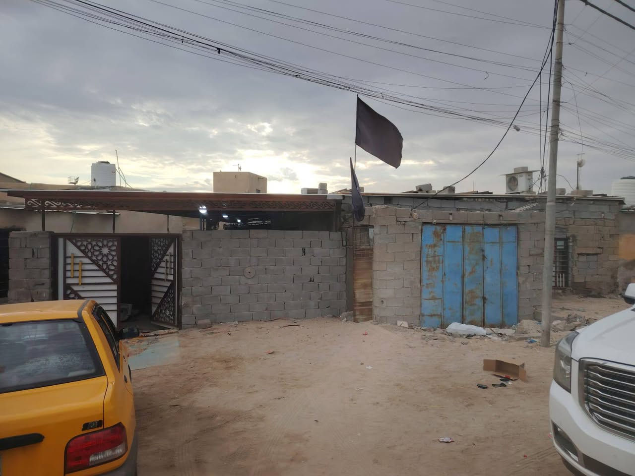 السلام عليكم .. بيت تجاوز للبيع في سوق الكبير بشارع الجامع يحتوي البيت على مساحة 200 وبي محل خارجي وكراج و2 غرف وهول كبير ومطبخ وصحيات بيت جداً نظيف مبني بسندويج و سقف ثانوي وارضي تجي واتشوفه السعر 20 وبي مجال للاتصال على الرقم‏‪***********‬‏
