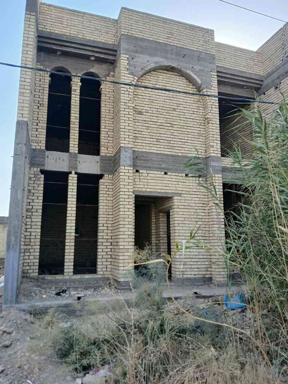 دار هيكل مساحه ١٧٥متر في حي الصديق ثلاث طوابق  واجهه ٨،٧٥م نزال ٢٠م بطن الركن( رقم العقار ١٠٨١) بناء درجه اولئ ..
يحتوي على الطابق الأول..استقبال مع مطبخ مع حولي مع مصعد مع حمام مع تواليت مع ٢ غرف نوم 
الطابق الثاني / ٤ غرف نوم مع تواليت مع حمام مع حولي 
الطابق الثالث /٢ نوم مع حولي مع حمام .تواليت مع سطح 
مكتب الشاكرين للعقار 
***********📲
***********📞
ابي غريب -حي الصديق-الشارع الرئيسي..

نص مكتوب في الصور:
- شارع بغداد
- الشمال
- 16 / 4
- هكتريا وشعار
- ثانويه
- سوق
- حضانه
- روضه
- مركز شباب
- تشجير
- مدارس
- جامع النور
- مكتب
- الشاكرين للعقار
- ***********
- ***********