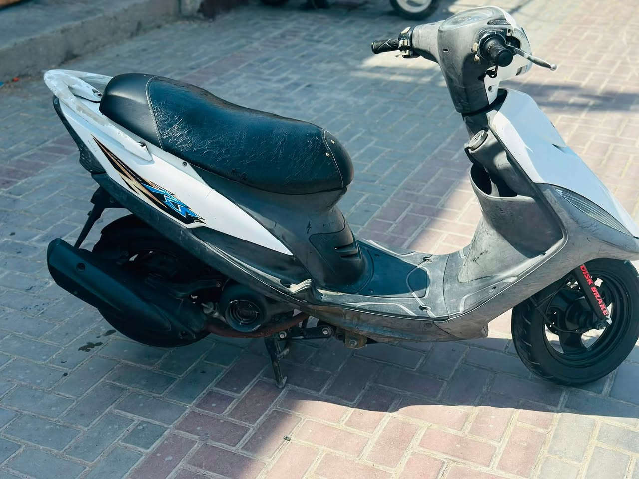 سلام عليكم
ماكس عدلة  للبيع لون ابيض مميز 
دراجه اخت الرمبة كفرات اصليه مختمه 
كهربائيات كلها شغاله 
  كل نقص مابيها الدراجة تخبل وكاعده وشلعه تشك الكاع ومعدل 120 شرط دراجه مال ونسه وكشخه تجي اجيب فيتر وتفحص وتروح
 مكاني بغداد الدوره  
السعر 900 قفل 🔐 مو شراي لاتعبني 

هـ ***********

