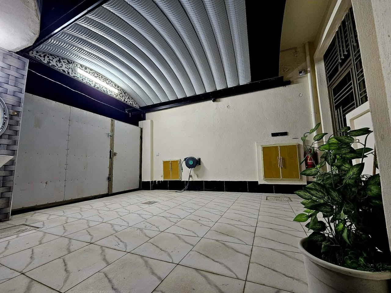 🏡 للبيع دار سكني – في حي الشهداء / منطقة الـ16 ألف قرب سايدين شارع النسور رقم الدار ١٦٩٨٣

🌳 الدار مطل مباشرة على حديقة
🛣️عرض الشارع 12 متر

📐 المساحة: 125 م²
📏 الواجهة: 6.25 م × النزال: 20 م
📜 طابو صرف – سند بأسمي

✨ الدار بناء شخصي 

🔹 الطابق الأرضي:
• غرفة نوم
• صالة
• استقبال
• مطبخ حار وبارد
• منور
• حمام داخلي
• كراج سيارة
• صحيات خارجية

🔹 الطابق الثاني:
• 3 غرف نوم
• صحيات

🔹 السطح:
• بيتونة
• مخزن PVC

🔹 مواصفات إضافية:
📹 مؤسس بالكامل لمنظومة كاميرات مراقبة
💧 مؤسس لنظام تحلية وتنقية المياه للدار
🔥 مؤسس لأجهزة استشعار الحرائق والغاز والدخان
🏗️ بناء حديث سنة 2024 طابوق
*جميع كهربائيات الدار من شركة fg power وبالضمان 
*جميع حنفيات واكسسوارت الحمامات من شركة الرواج وبالضمان
*شتايكر السطح وجوانب الدار مغلفة بالكامل ضد الحراره 
ملاحظة /جميع البردات والكاميرات والحاكية الخارجية وطفايات الحرائق واكسسوارت الحمامات والثريات والانارات هدية للمشتري
السعر ١٣٥ 
 
***********
***********
***********

