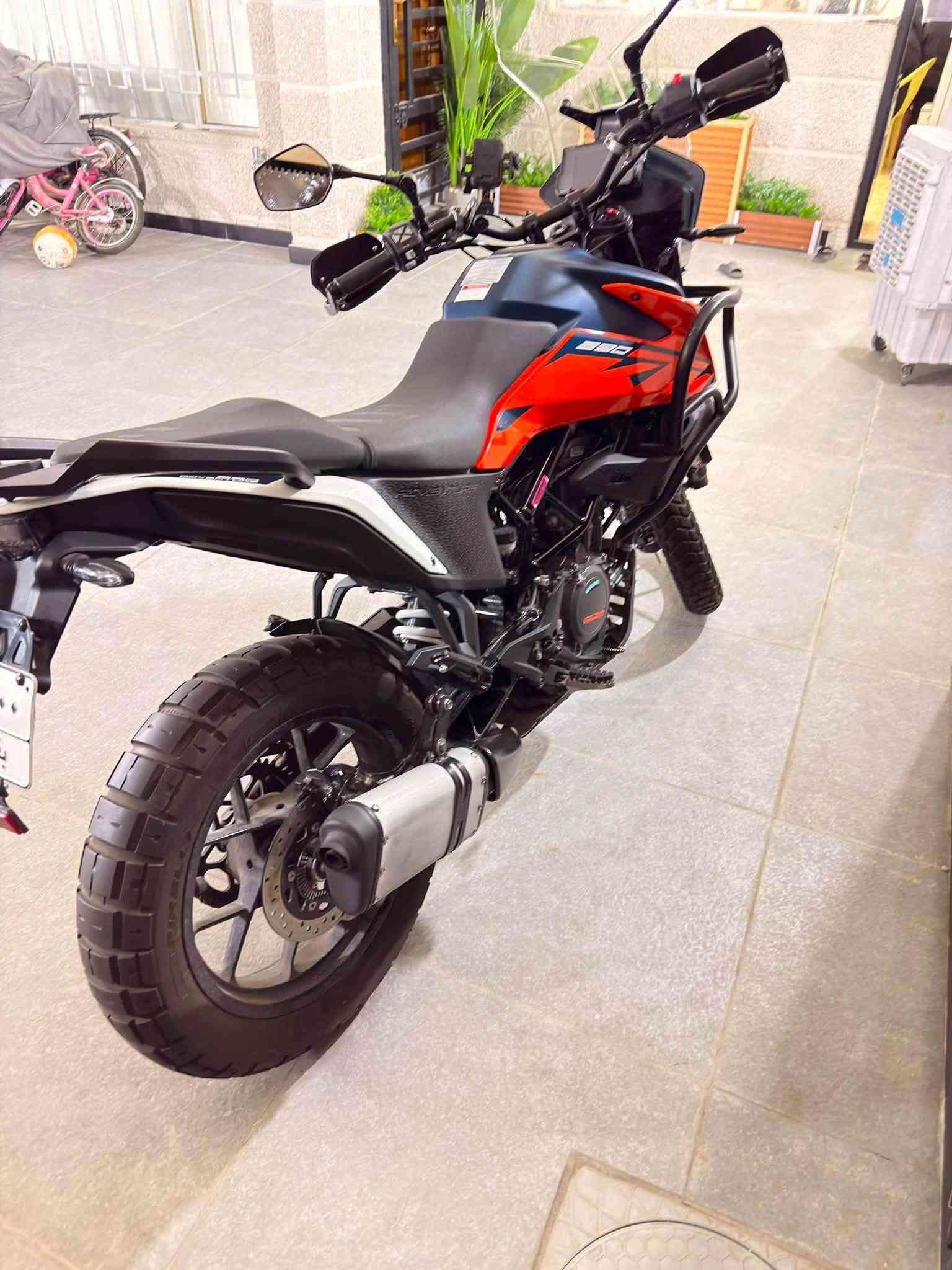 🏕️ موسم الرحلات والتخييم والسفرات بلّش… وين أول وجهة إلك على الـKTM؟ 🏍️🧡

للبيع KTM 390 Adventure موديل 2022
العداد تقريباً 5,700 كم ✨

الدراجة باسم الشركة التحويل مباشر باسم المشتري 
⚙️ المواصفات والتجهيزات:

▪️ محرك 373 سي سي، تبريد سائل وگير 6 سرعات
▪️ تراكشن كونترول MTC بأوضاع Street / Offroad
▪️ نظام Cornering ABS يدعم الفرملة بالمنعطفات
▪️ وضع Offroad ABS للطرق الترابية
▪️ Quickshifter+ لتبديل الغيارات صعوداً ونزولاً بدون كلچ
▪️ Slipper Clutch يساعد على تقليل نفضة العجلة الخلفية عند تنزيل الغيارات
▪️ ثروتل إلكتروني Ride-by-Wire
▪️ حساس أمان للستاند الجانبي
▪️ شاشة TFT ملونة وربط الهاتف بالبلوتوث
▪️ إنارة LED وتعليق WP APEX
▪️ خزان وقود 14.5 لتر

🛠️ الإضافات الموجودة عليها:

✅ درع أمامي
✅ رفع البطيخة
✅ جامة أمامية
✅ ستاند موبايل أصلي ألمنيوم
✅ مراية جانبية أدفنجر
✅ واقية أمامية للايت
✅ تبديل التاير الخلفي بتاير أعرض

طلعة صباحية، سفرة ويه الأصدقاء، أو تخييم بعيد عن الزحمة… اختار وجهتك واستمتع بالطريق 🔥

📩: للتفاصيل والمعاينة.
بغداد الجديدة حي المعلمين 
***********

السعر المطلوب 8000000 مليون 
وبيها مجال بسيط 

تحياتي للجميع
