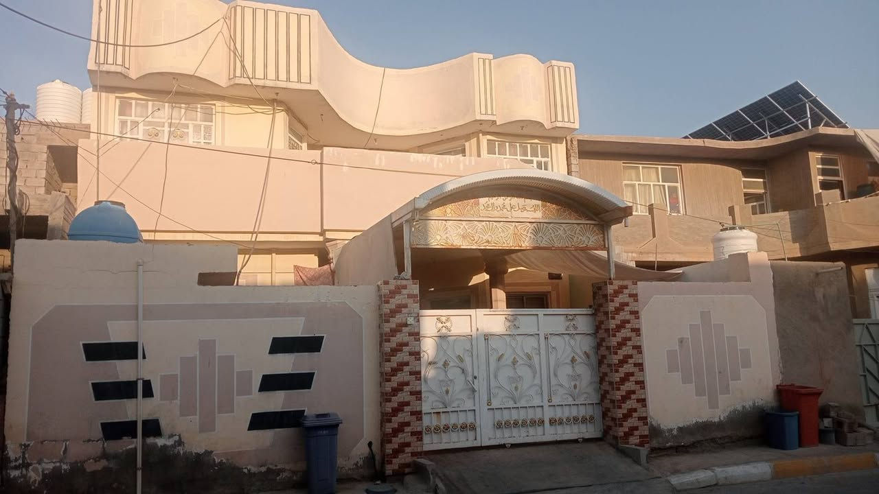 السلام عليكم بيت للبيع أو مراوس طابو صرف مساحة 214  طابقين بناء 2016
الطابق الأول كراج يوسع سيارة واستقبال وغرفتين وصالة ومطبخ وحمامات داخلية وخارجية 

الطابق الثاني 4 غرف نفس ترتيب الجوا وصالة وحمامات وبلكونة 

المكان بهرز الدواسر منطقة خدمية وتبليط 

للإستفسار أكثر المراسلة على الرقم ***********
