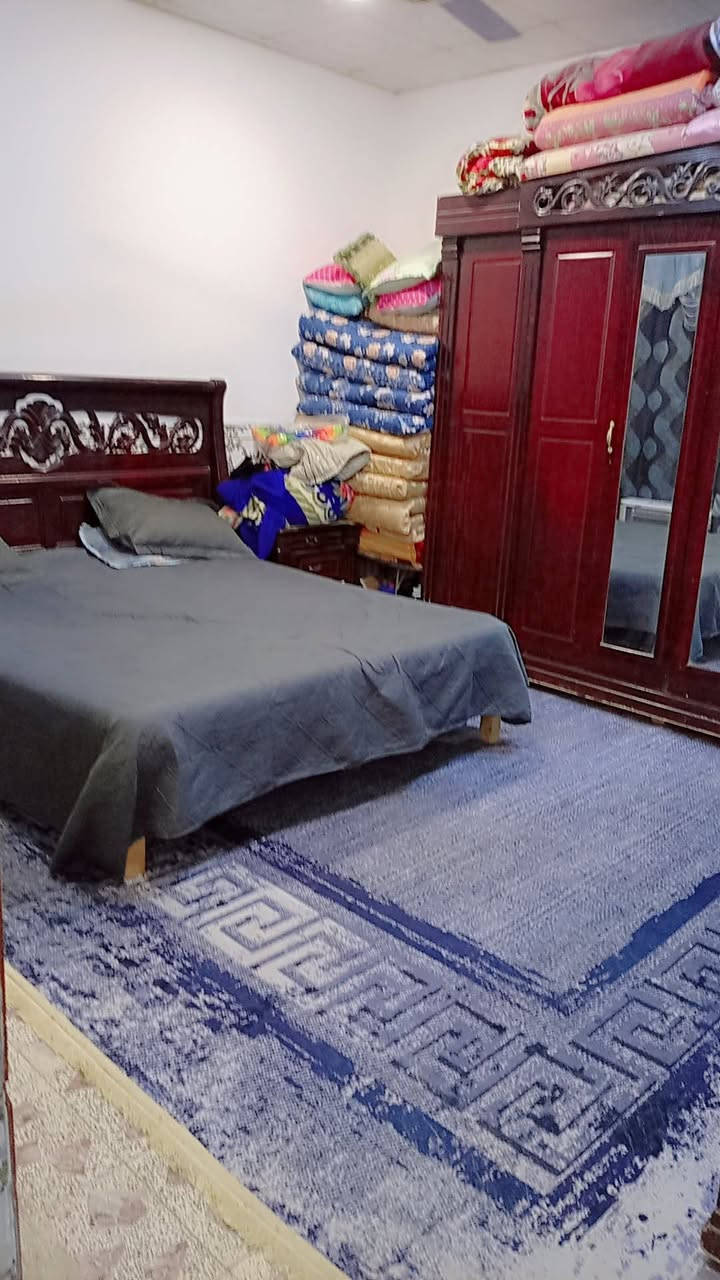 بيت زراعي سند 25 للبيع قاطين القاط الاول استقبال 4×6 وغرفتين 4×5 4×4 وصاله 4×6 ومطبخ 5×4 وصحيات خارجية وداخليه ومناور اثنين وطرمه كبيرة القاط الثاني غرفه 10 متر نضام سويت وصاله كبيرة  والمساحه 200متر
