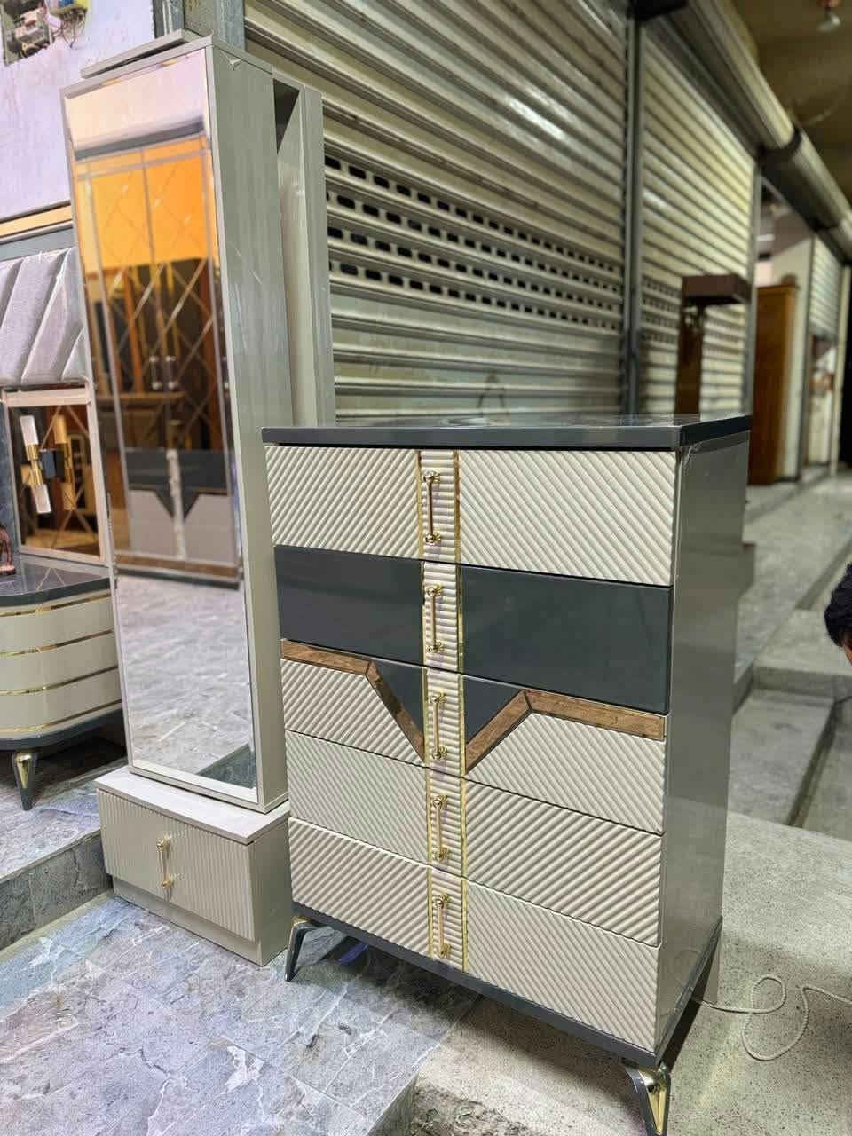 معرض سيد @نوار السيد
🔥 *غرفة مودرن مختلفة - تحفة فنية* 🔥

🛏️ *ماركة أصلية درجة أولى*

✨ المواصفات الملكية:
🔹 صبغ حراري أصلي لمعة تدوم
🔹 قماش ووتر بروف ضد البقع والسوائل 💧
🔹 نضافة 95% تجن كأنها جديدة
🔹 سرير مخزن عملي وكبير
🔹 شازلون مخزن 
🔹 تصميم راقي ومختلف كلياً - واجهة مرايا وخطوط ذهبية فخمة 😍

💰 *السعر مليون و 600 قفل* 💰

🚚 توصيل مجاني داخل بغداد
🔧 شد ونقل مجاني
للاستفسار والحجز خاص
