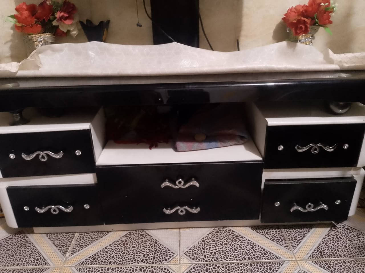 ميز ابلازمه نضيف كلش سعره50 و بيه مجال عنوان ناصريه مركز ***********
