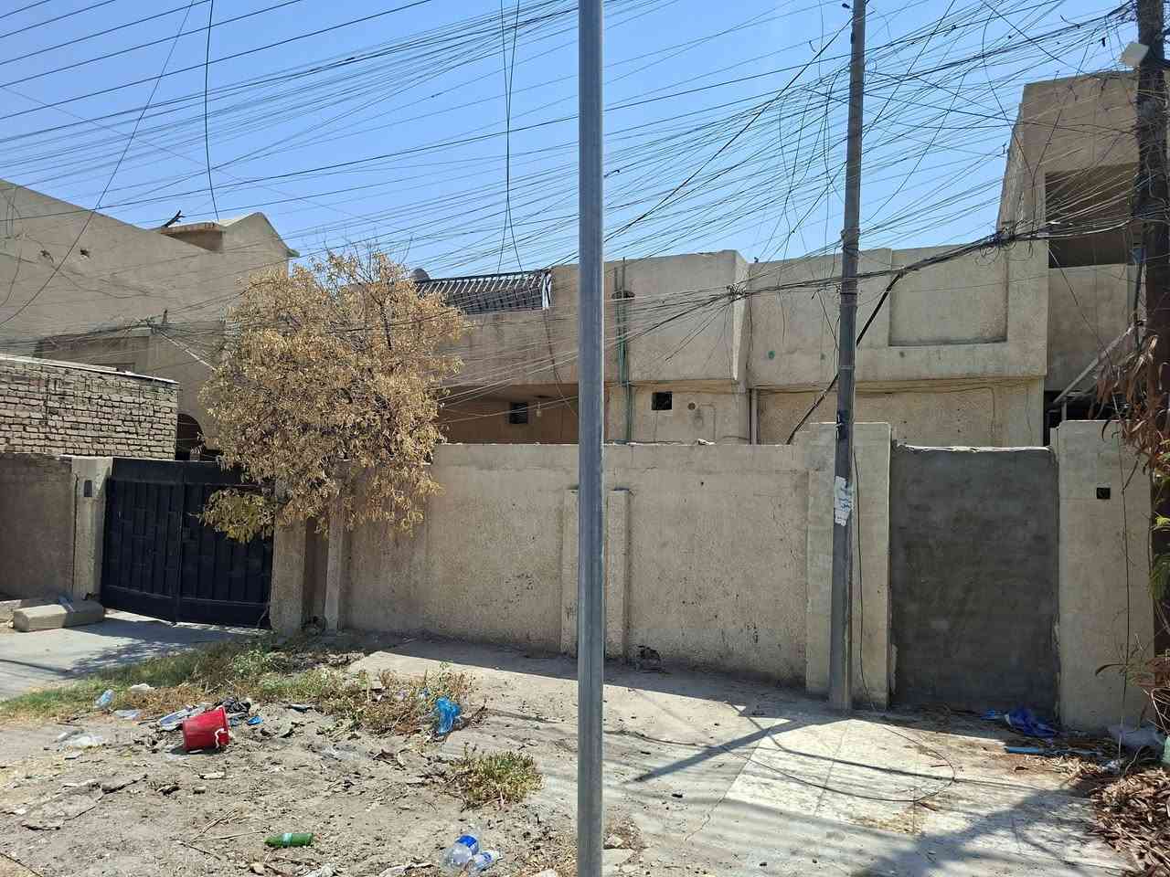 السلام عليكم بيت للبيع حي الرفاق شارع 20. شارع المدارس المساحه 200 متر للأستفسار الاتصال على الارقام 
***********
***********
