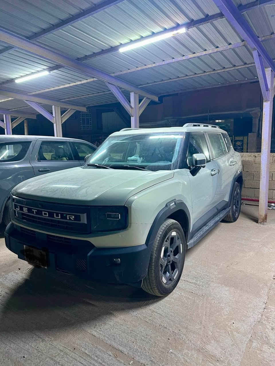 – JETOUR T1 2026  -     فئة Comfort 2.0L
•   🛣️  المسافة المقطوعة    - 1300 قابل للزياده

------------------------------------------------------------

✅ المواصفات :

• القير: 8 سرعات أوتوماتيكية 8AT
• نظام الدفع: دفع أمامي
• القوة الحصانية: 254 حصان
• العزم: 390 نيوتن.م
• استهلاك الوقود: 8.1 لتر لكل 100 كم
• كاميرات محيطية 360°
• نظام مراقبة النقطة العمياء
• حساسات اصطفاف كاملة
• نظام المراعي للوقوف الأوتوماتيكي (Autohold)
• نظام التحكم بنزول المنحدرات
• نظام مساعد لصعود المرتفعات
• نظام مكابح مانعة للانغلاق ABS
• نظام التحكم بالثبات ESC
• وسائد هوائية أمامية وجانبية
• رنجات ألمنيوم قياس 19 إنش
• شاشة وسطية قياس 12.8 إنش
• شاشة عدادات رقمية قياس 10.25 إنش
• دعم أبل كاربلاي وأندرويد أوتو
• مثبت سرعة
• مقصورة جلد فاخر
• المقاعد الأمامية كهربائية
• تهوية وتدفئة للمقاعد الأمامية
• الإضاءة الأمامية والخلفية LED
• صندوق كهربائي بلمسة
• شاحن هاتف لاسلكي
• وضعيات قيادة متعددة
• نظام الدخول الذكي (بصمة)
• مسند يد (كونسول) أمامي
• فلتر تنقية هواء N95
• نظام مراقبة ضغط الإطارات

🛠️ الضمان

• الضمان الأساسي: 6 سنوات + عداد كم مفتوح
• ضمان المحرك: 10 سنوات أو 1,000,000 كم

الاستفسار الاتصال 
***********
