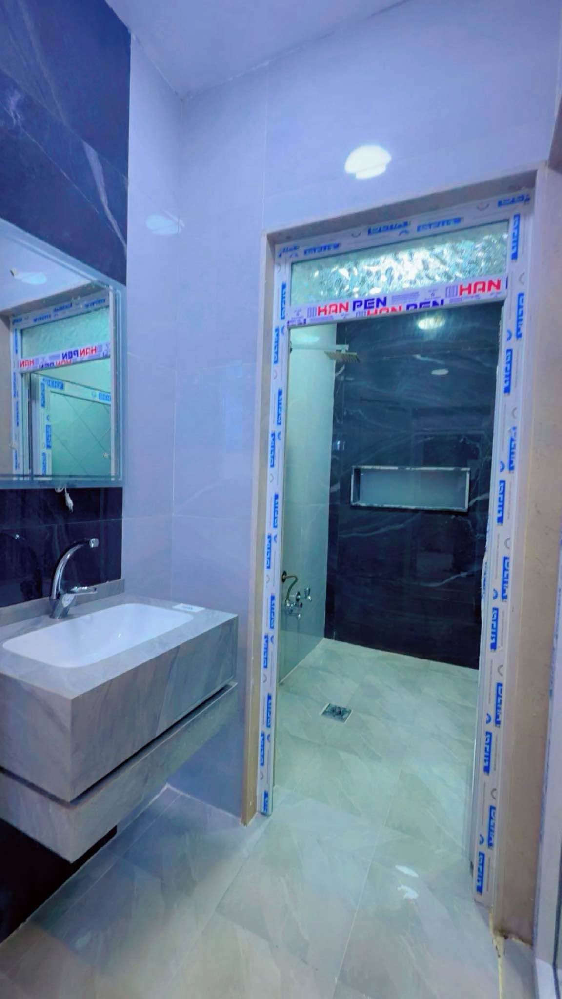 دار للبيع في حي الملايين الاولى قرب جامع الصواف 
المساحه البيت 165متر طابقين بناء حديث زيرو ستلام فوري
جنس الارض وصل جمعيه حمورابي 
لمعرفة سعر علق بكلمه تم
الأستفسار ***********
واتساب *********** موصل, نينوى
