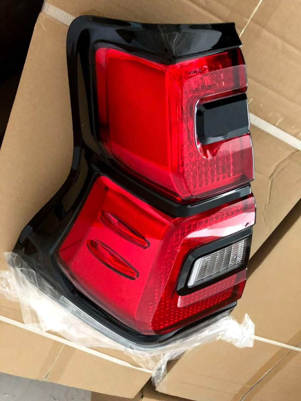 قطع غيار برادو 
***********

نص مكتوب في الصور:
- DLAA TOYOTA LAND CRUISER PRADO 2014-17 FOG LAMPS TY-646
- اور لقطع غيار السيارات ***********
- UR لقطع غيار السيارات *********** PIXELCUT.APP