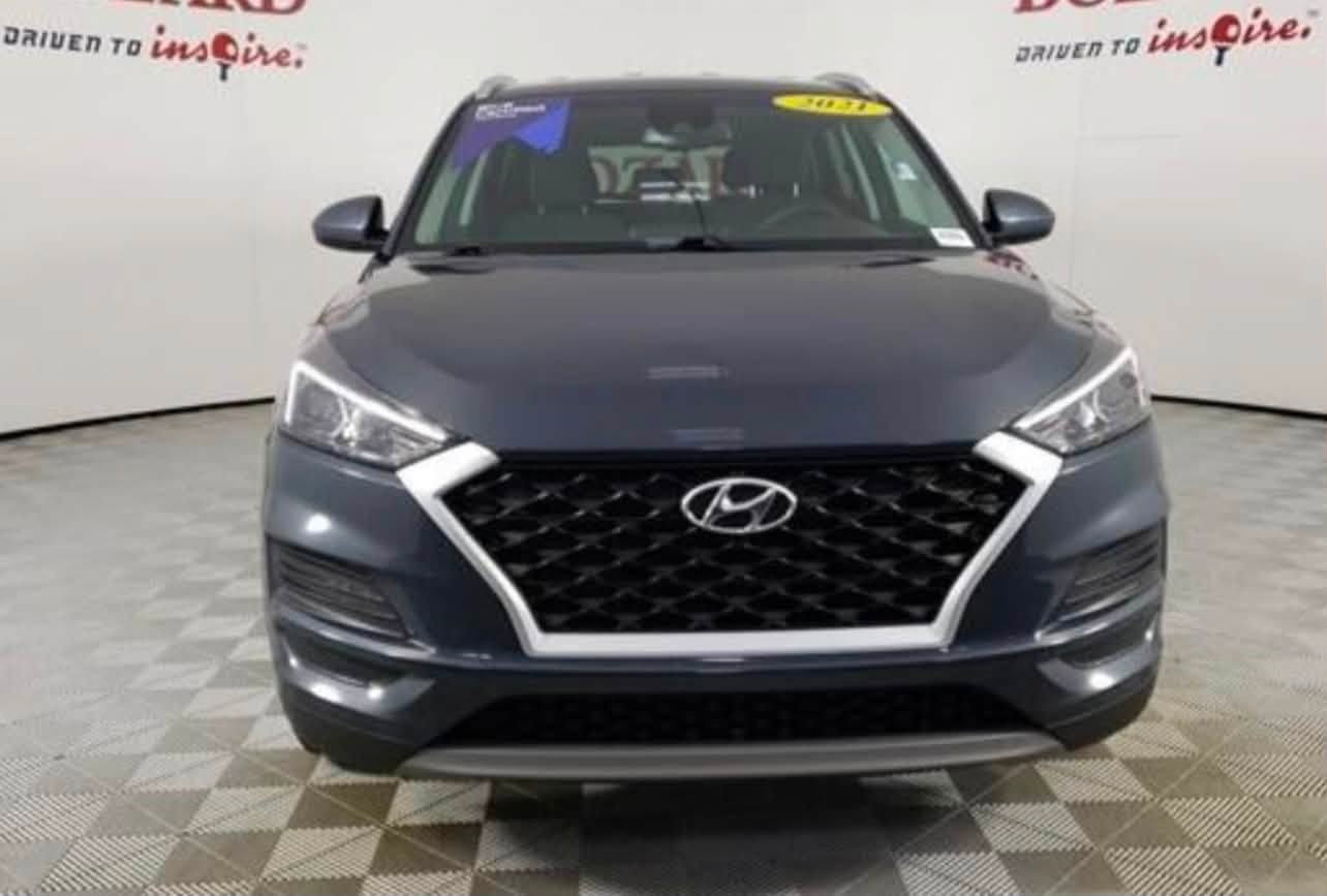 🚘 Hyundai Tucson SEL 2021
* موديل: 2021

* الفئة: SEL

* المحرك: 2.4 لتر GDI (181 حصان)

* ناقل الحركة: أوتوماتيك 6 سرعات

* نظام الدفع: أمامي (FWD)

* اللون الخارجي: أزرق (Dusk Blue)

* اللون الداخلي: أسود

* عدد المقاعد: 5

* عداد السيارة: حوالي 69 ألف ميل

المواصفات:

* شاشة تدعم Apple CarPlay و Android Auto

* كاميرا خلفية

* تشغيل بصمة مع ريموت

* مقاعد أمامية مدفأة

* تحكم أوتوماتيكي بالمكيف (منطقتين)

* مثبت سرعة

* حساسات ضغط الإطارات

* جنوط ألمنيوم قياس 18 إنج

* بلوتوث

* نظام الثبات الإلكتروني (ESC)

* نظام مانع الانزلاق (Traction Control)

* وسائد هوائية متعددة

* مثبت مقاعد أطفال ISOFIX

* مرايا كهربائية ومدفأة

* زجاج كهربائي كامل

* رفوف سقف

📍 السيارة وارد أمريكي، فئة SEL، مجهزة بمواصفات ممتازة ومناسبة .

مكاني بغداد حي جميلة 

السعر 163 وبيها مجال قليل

📞 للاستفسار والتفاوض يرجى التواصل على                    الرقم: (***********)
