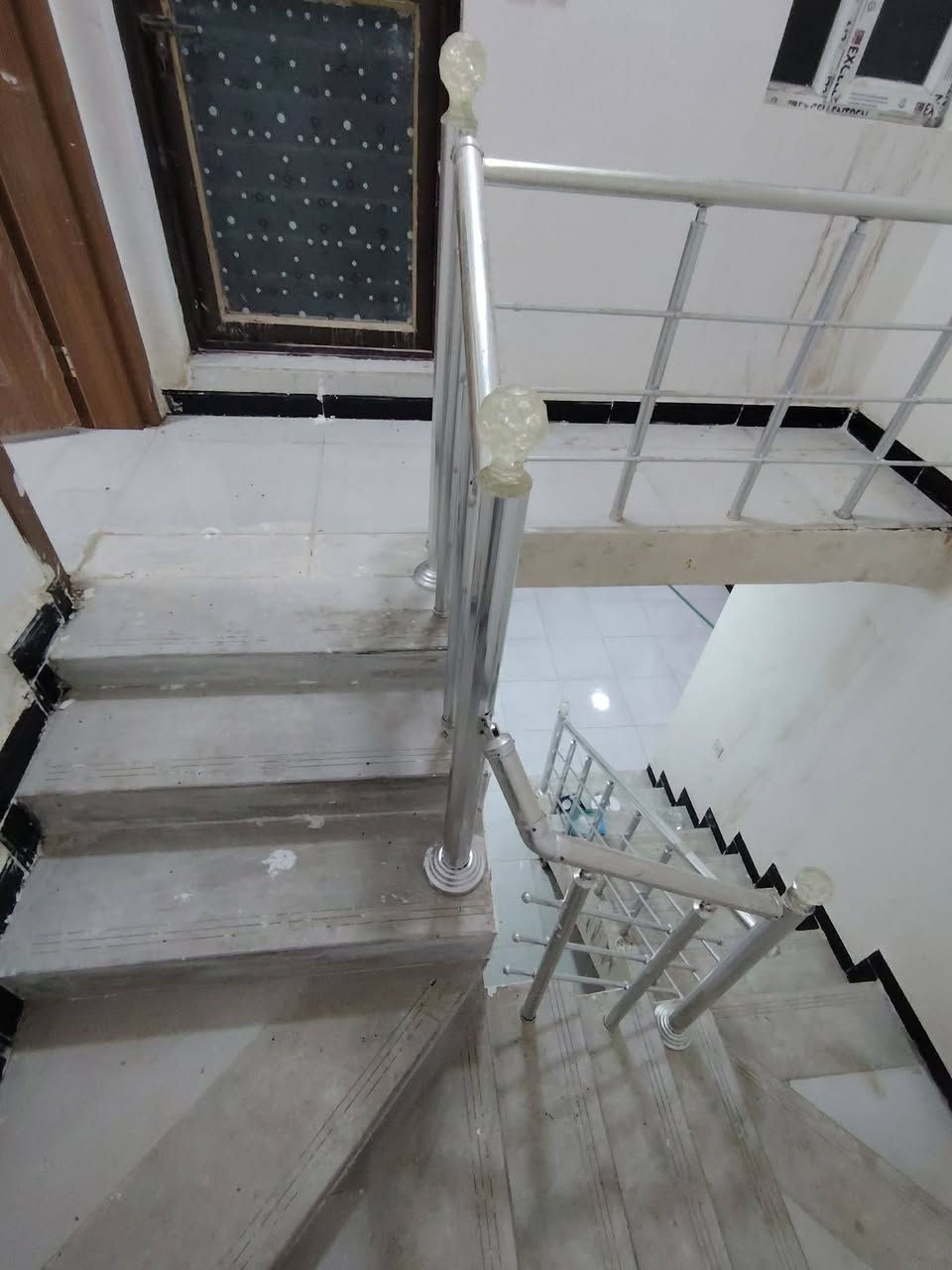 🏡 دار حديثة ومميزة للإيجار | مجمع الكرار السكني 🏡
فرصة ممتازة للسكن الراقي والمهدئ في موقع مميز!

📍 العنوان: مجمع الكرار السكني – بلوك 13 – دار رقم 19

📐 المساحة: 200 متر مربع

✨ تفاصيل ومواصفات الدار:

2 غرفة نوم بتصميم مريح

استقبال واسع مثالي للضيوف

صالة معيشة واسعة للعائلة

2 حمام (مجموعات صحية متكاملة)

كراج خاص للسيارة

حديقة منزلية جميلة

💰 تفاصيل الإيجار:

بدل الإيجار: 400 ألف دينار شهرياً

نظام الدفع: مقدمة 3 أشهر

📞 للتواصل والاستفسار المباشر: ***********
