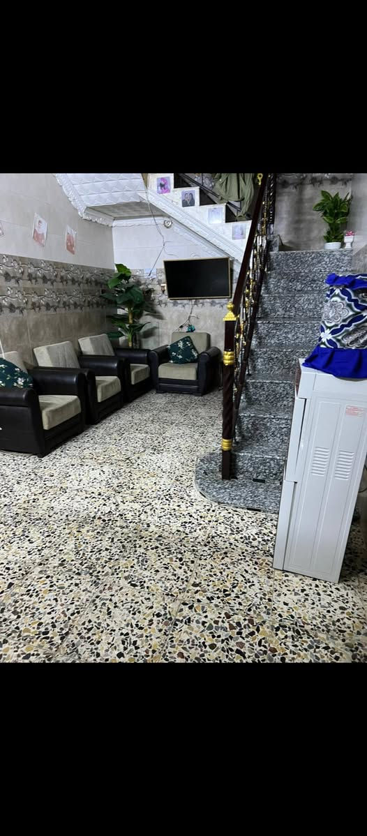 سلام عليكم بيت مساحته 150متر كامل البيت غرفتين واستقبال وحولي ومطبخ وترك اثنين صحيات خارجي وداخلي والقاط الفوك هيكل 3غرف مع صحيات ***********
