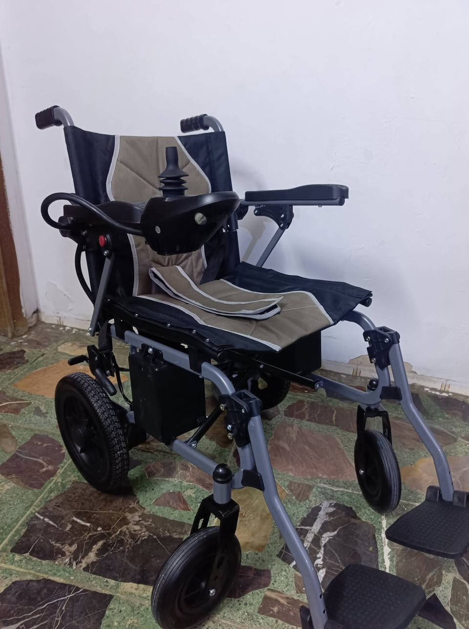 ♿ كرسي متحرك كهربائي للبيع — جديد غير مستخدم
🔹 الحالة: جديد، غير مستخدم
🔹 يعمل بالكهرباء والبطارية
🔹 قابل للطي وسهل النقل
🔹 مزود بمحركين كهربائيين
🔹 نظيف كما موضح في الصور
📍 الموقع: بغداد
📞 للاستفسار: ***********
