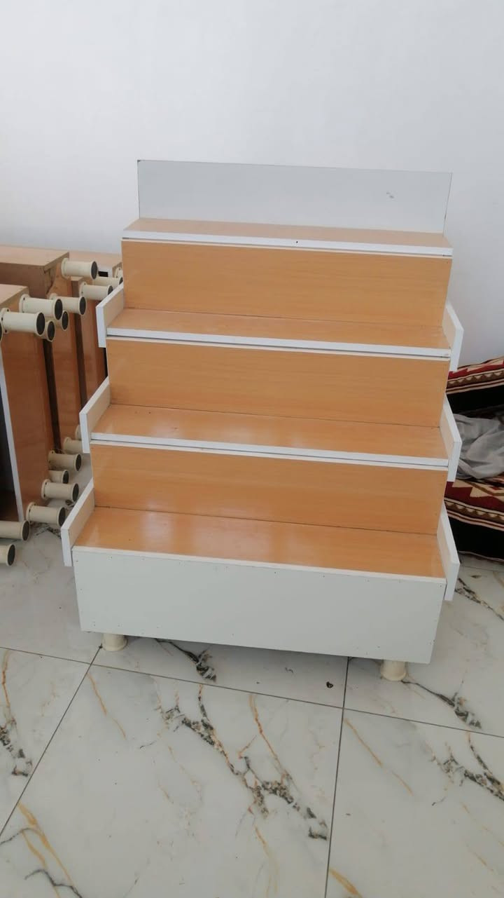 ارفوف خشب صاجي ثقيل كلش ونضيف 
الطول ٢متر ٣٠ سانتيم كلهن نفس الطول بس العرض يختلف
٣ عرضهن ٧٠و٣ عرضهن ٦٠
معه مدرج حلويات يرهم عطور ومواد منزليه 
السعر خاص رقمي  ***********
