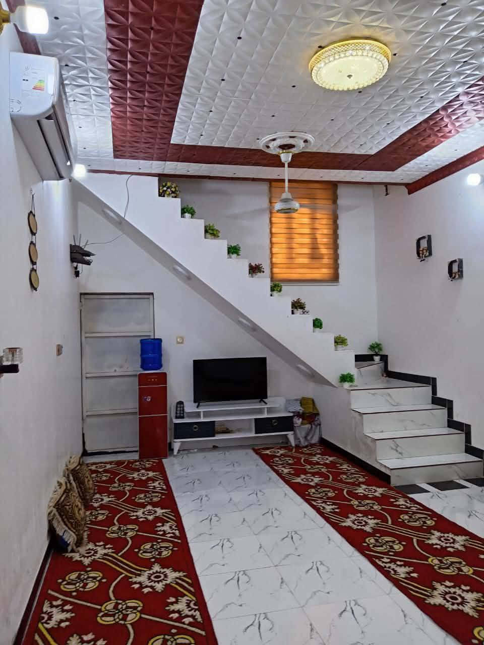 بيت 250م بلوك غرفتين وصاله ومطبخ. عوزه استقبال عكاده. بالصخين شارع علي الاكبر. يبعد عن الشارع الرئيسي 150م والشراي يتصل ***********
