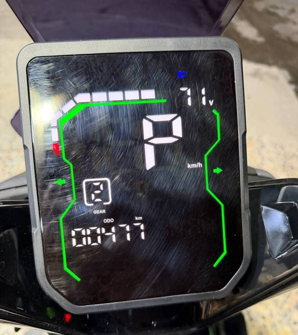 سلام عليكم دراجه شحن للبيع صاعقه 08  بطاريات 6 كبار  40فولت للبطاريه لوحده تمشي75km لشحنه لوحده  سرعته  95 تمشي 80حقيقي دراجه بجيس صار سبوع ونص نازله لشارع سعر 1350وبيه مجال مكاني بغداد صليخ للتواصل  ***********
