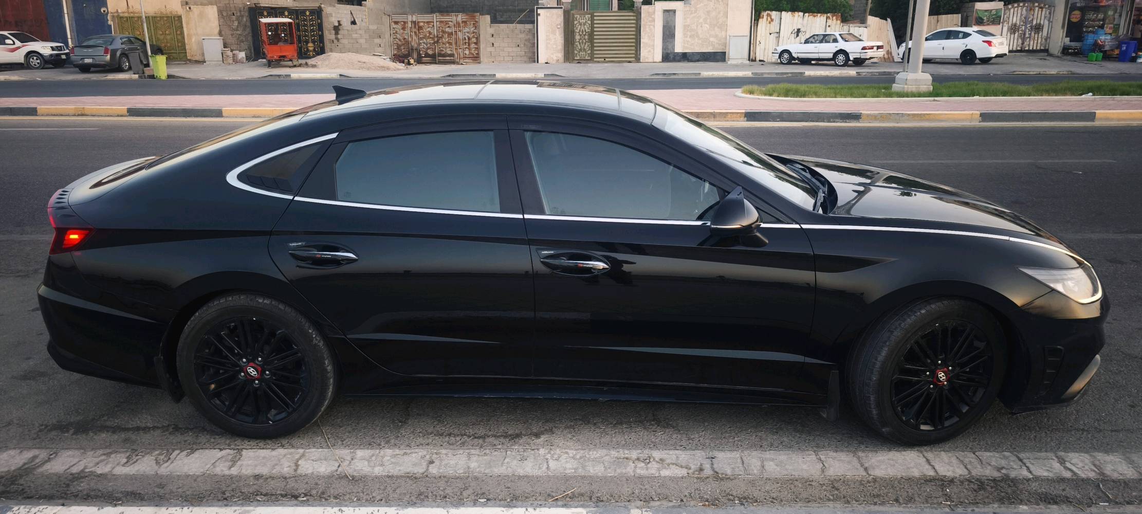 sonata sel + premium black color 2020
اعلى مواصفات من فئة sel الامريكي

محرك 2.5L  دبل نوزل 
كير AT من 8 سرعات 
بنوراما
رادار ( تنبيه تصادم + تنبيه حركة السيارة الامامية ....)
نظام ABS لحماية من التصادم المحقق + تنبيه عند الرجوع (R)
تحكم ستيرن
3 مودات للقيادة 
قيادة شبة ذاتيه 
تنبيه الخروج من المسار 
تحديد سرعة ( مثبت سرعة)
اتو هولد ( توقف اوتماتيكي)
هاند بريك كهرباء (P)
حساسات ضغط الهواء
نقاط عميه بالمراية الجانبية + تحكم كهرباء + تنبيه صوتي عند الانعطاف + انارة انعطاف 
المراة الوسطة بيها 3 ازرار قابلة للبرمجة لربطها مع جهاز اخر ( مثلا باب كراج....)
تبريد قطعتين + تبريد مناخ منفصل + التبريد ثلج 
عند تلقي مكالمة هاتفية التبريد ينصه وحده 
كشنات جلد اسود
كشن كهرباء 
كشنات تدفئة
ستيرن تدفئة 
جنطه ذكية 
جام كهرباء ( الجامات الامامية دبل جام)
قفل ابواب سنتر + قفل الجام + قفل الباب تلقائي + السيارة لا تقفل اذا كان المفتاح في داخلها 
دخول ذكي من الجانبين (باب السائق وباب الراكب) + انارة ترحيب
بصمة تشغيل + تشغيل عن بعد 
سماعات عدد 12 سماعة من شركة بووس ( boss)
شاشة كبيرة + عداد شاشة الكترونية + ابل كار بلي واندرويد اوتو 
شاحن لاسلكي
كامرة خلفية
ويل حجم 18 رياضي
عداد المشي 147 الف كيلو حقيقي 
شديتلها انارة محيطي 18 قطعة موزعة بسيارة بجميع الالوان والمودات المتنوعة + حساسات رجوع صوتية

السيارة بدون حادث وداخله سرقه جاملغات بلمقدمة ومبدليهن وصابغيهن يعني ما بيها ضربة مكفولة من ضربة البجم والجنطه والجوانب شوف صور الحادث المرفقة .....بيها فقط بارد

السيارة نظيفه وع ايدي وحته بيها كتلوك الوكالة واستخدام شخصي اديرلها بانزين محسن وفي بعض الاحيان عادي بدون اي دوانز او غير شي + دهن ماركة معروفه بدون تنقيص 

قبل 10 ايام اشتغلتها حدادة ....السيارة ما واجهت بيها اي اعطال او تعب 
ملاحظة : السيارة رقم اربيل باسم شركة معروفه وعندي بيها وكالة خاصة
 اتصل للاستفسار اكثر

سعر السيارة 170$ وبي مجال
ممكن تكتبلي شنو موقع السيارة هسه بأي محافظة/منطقة؟: 
البصرة
هل أكو أي صبغ أو تبديل غير اللي مذكور بالمقدمة، ولو نعم شنو القطع بالضبط؟: 
لا يوجد .......السيارة مكفولة من الضربة فقط حادثها سرقة او تخريب وتم اتستبدال الجاملغات الامامية
التمبل/السيرفس الدورية شنو وضعها؟ يعني آخر غيار زيت وفلتر وبواجي متى صار، وهل أكو سجل صيانة؟: 
كل فتره اسوي سيرفس واخر شي سويت حدادة وغيرت الزيت كذلك
هل السيارة عليها فحص أو صالحة تسجيل/نقل ملكية هسه؟ واسمها ينقل مباشرة لو أكو إجراء خاص؟: 
نقل او تحويل مباشره لان السيارة باسم شركة وعندي بيها وكالة
إذا تحب، شنو أقل سعر نهائي تقبل بيه وشنو مجال السوم الحقيقي؟: 
165