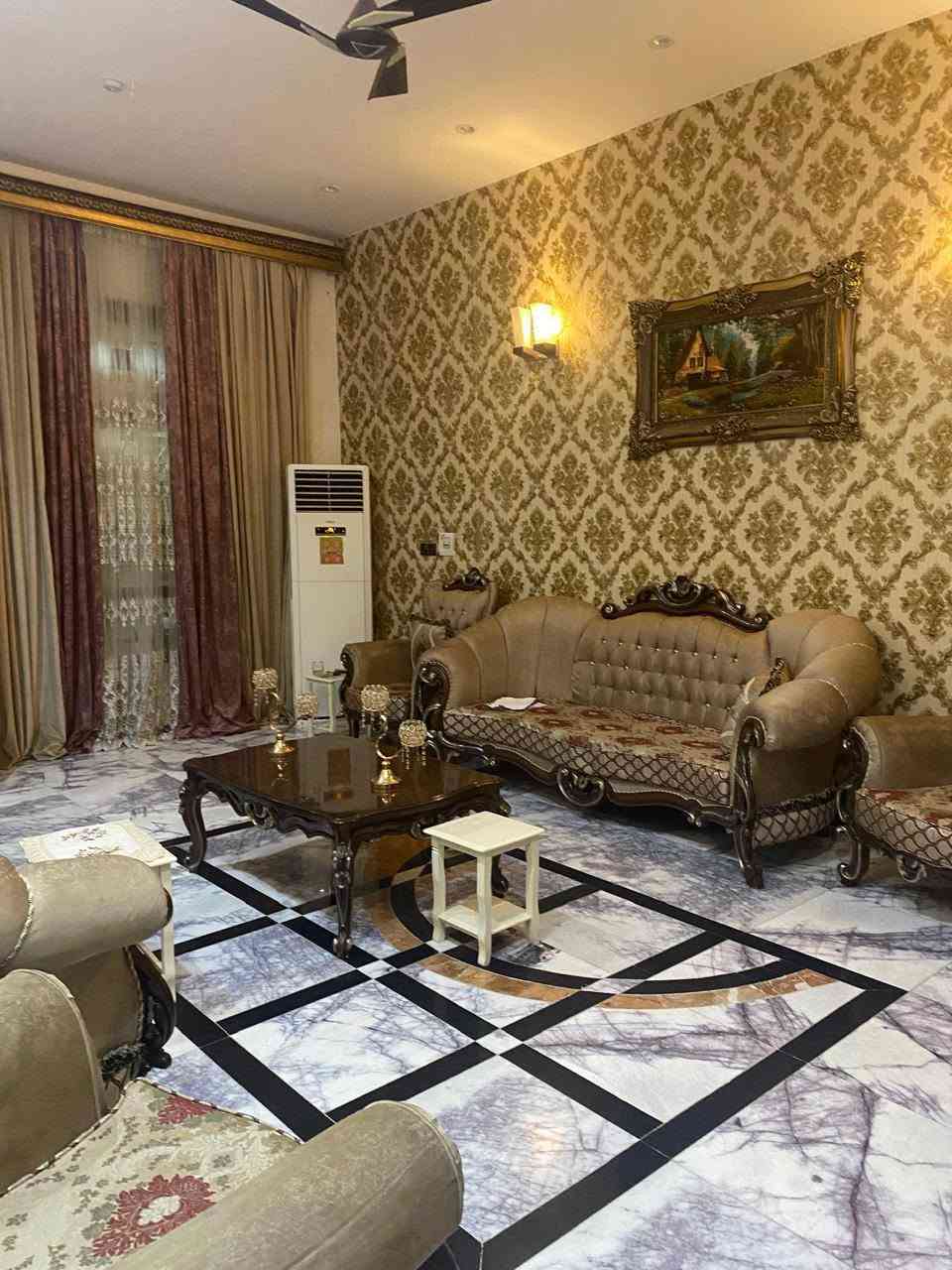سلام عليكم للبيع بناء درجه اولى طابو صرف مساحه ٢٥٠ م طابق ونص / ٣ غرف نوم / صاله كبيره / استقبال / مطبخ كبير + مخزن / صحيات ٣ / حديقه + كراج / بناء حديث فول مال جناي لتواصل *********** وات ساب موجود
العنوان شارع التربيه الرئسي ( السعر 230) بي مجال
