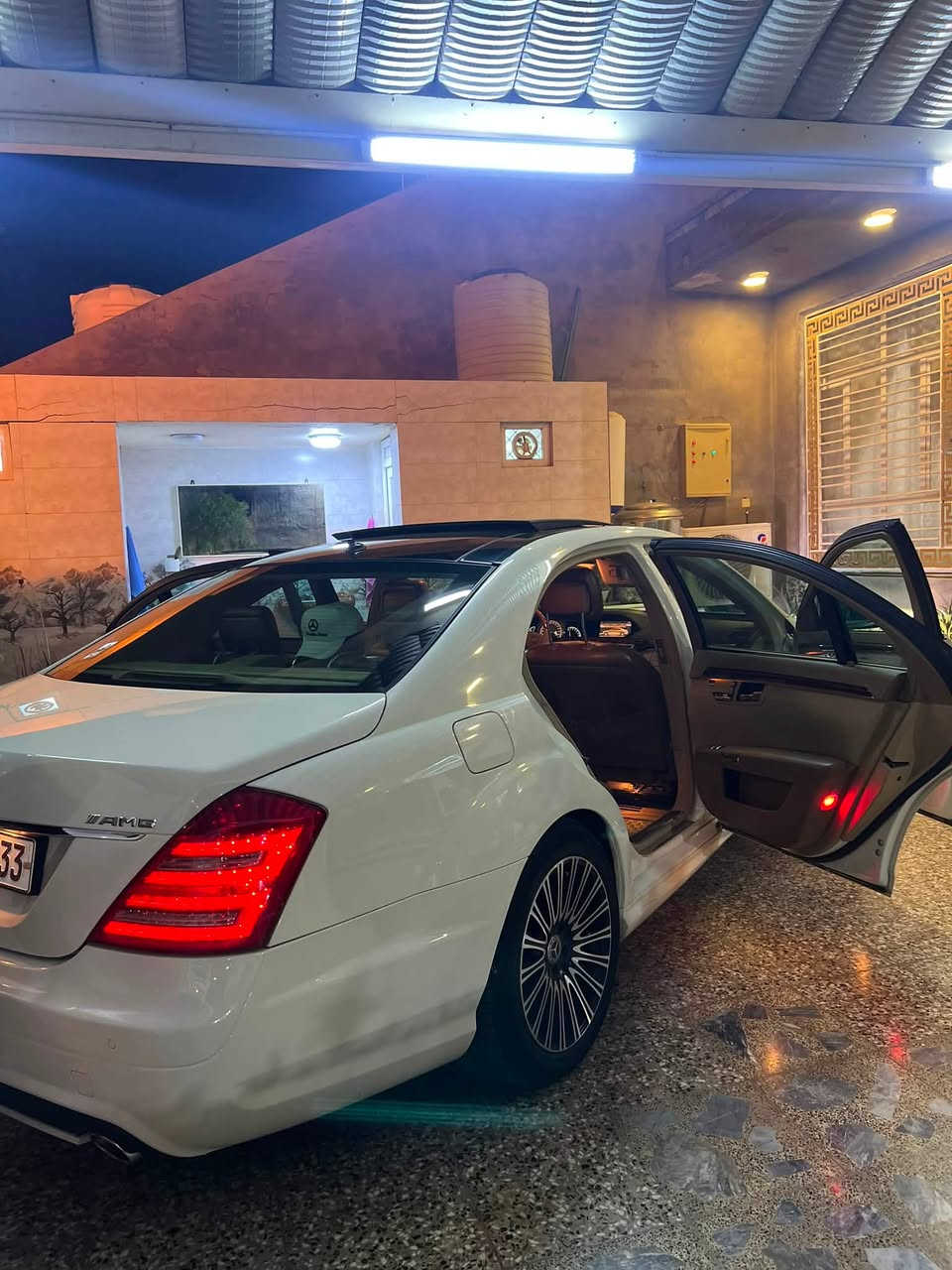 للبيع أو لمراوس حسب القناعة
مارسيدس اس كلاس - S-Class موديل 2009، تحديث2013 (كامل AMG)

 • حجم السيارة: S350

 • وارد خليجي وكالة باجكير

 • رقم بغداد الجديد

 • السيارة بحالة ممتازة، ماشيه حقيقي 150.000 كم فقط

المواصفات:

 1. فتحة سقف بانوراما بتقنية طكتين

 2. بصمة تشغيل

 3. خمسة بصمات للأبواب

 4. جنطه كهربائية

 5. أبواب شفط

 6. كراسي كهربائية مع تدفئة، تبريد، وخزن ميموري

 7. ستيرن كهربائي

 8. جكات صعود ونزول

 9. خمس بردات

 10. باب رئاسي طويل

 11. كراسي منفصلة VIP

 12. حساس أمامي وخلفي

 13. مرايا شفط + قلاب +  كاربون فايبر أصلية

الصيانة:

 • مكينتها جديده جداً

 • الكمبيوتر (الكيّر) جديد 

 • تم تبديل تخم الجوبلس وكالة

 • تخم ويل وتخم تاير 

بيها الجاملغات الاماميه تبديل سبب التحديث والجاملغ الخلفي صبغ 

السعر:215 ورقه 

المكان: واسط - الصويره 

للاستفسار أو التفاصيل: يرجى ***********
